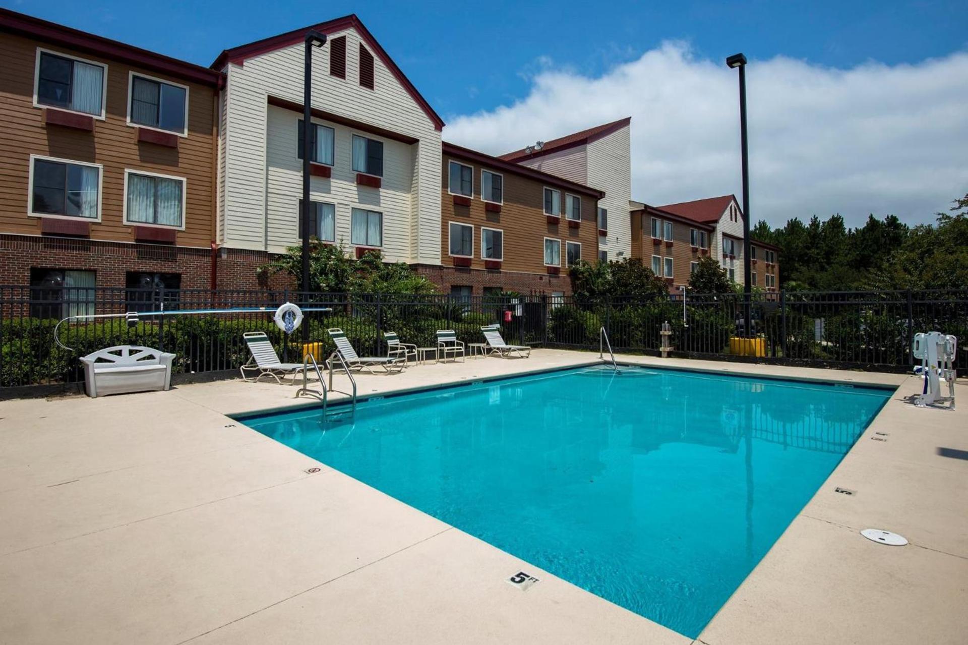 Red Roof Inn & Suites Savannah Airport photo 37