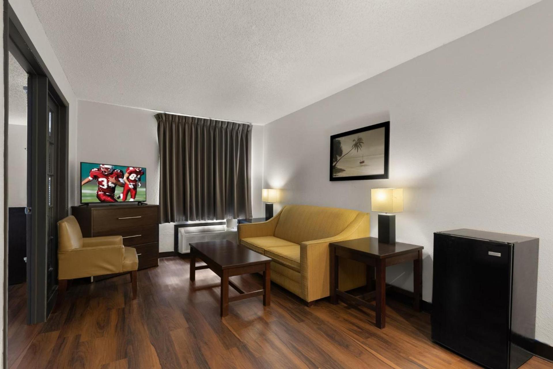 Red Roof Inn & Suites Savannah Airport photo 23