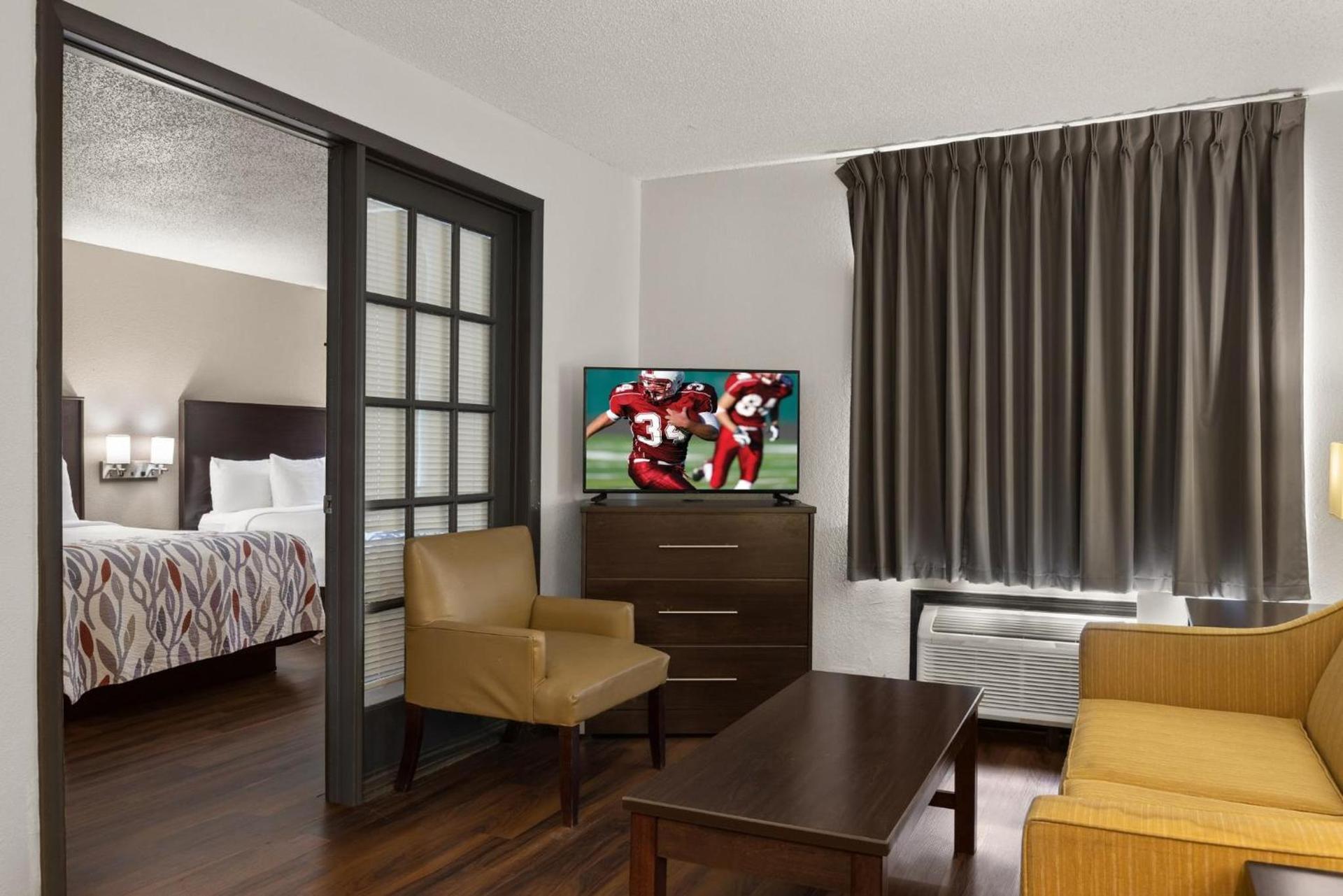 Red Roof Inn & Suites Savannah Airport photo 24