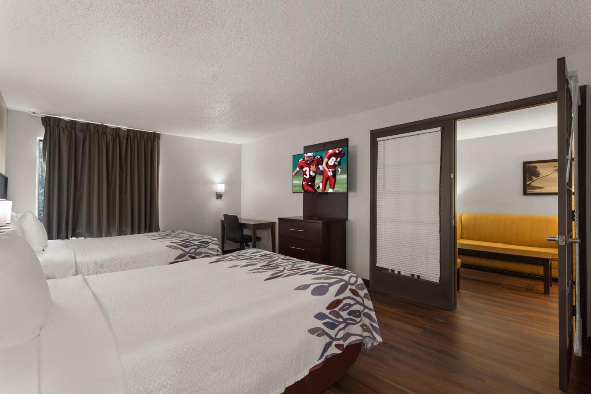 Red Roof Inn & Suites Savannah Airport photo 25