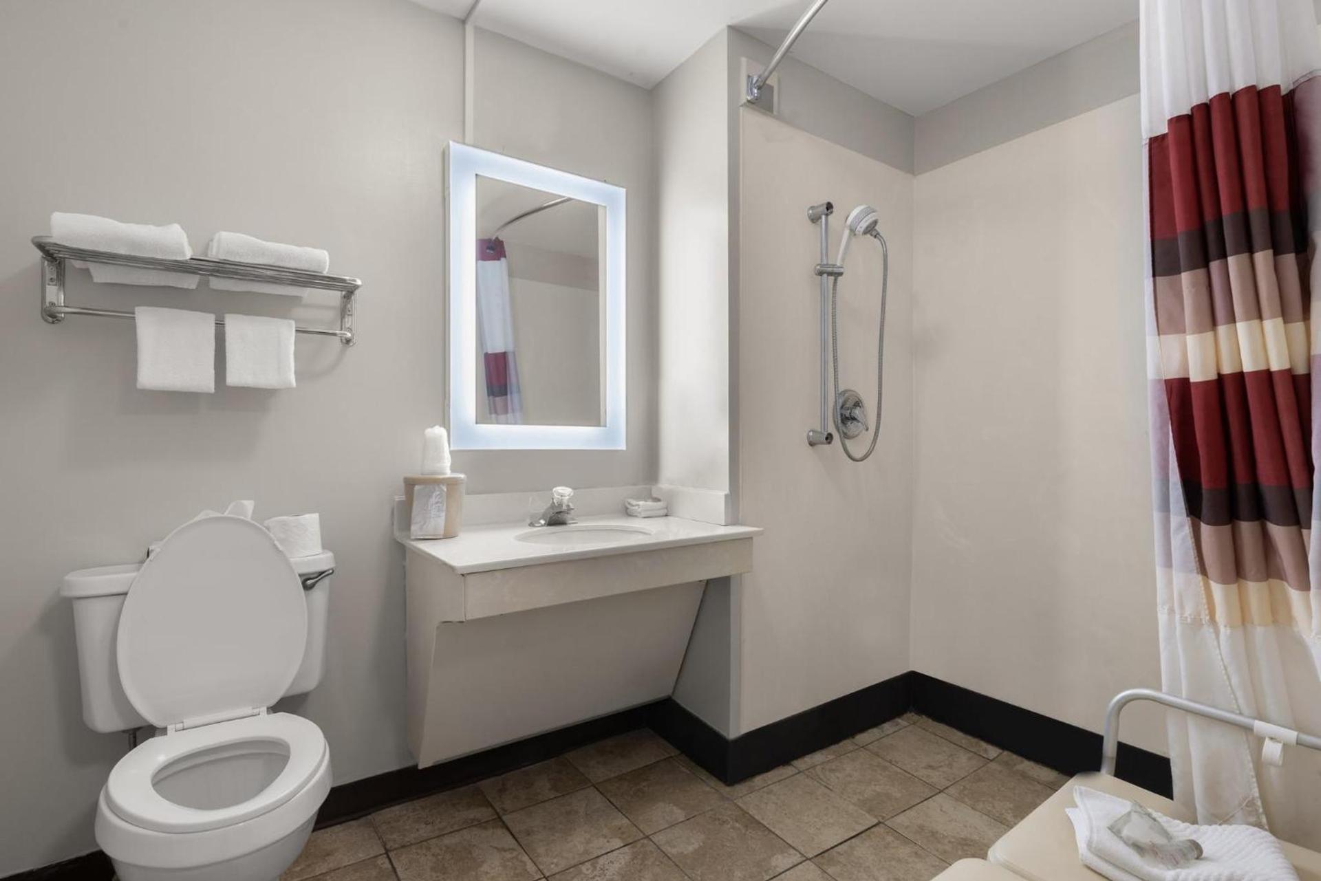 Red Roof Inn & Suites Savannah Airport photo 34