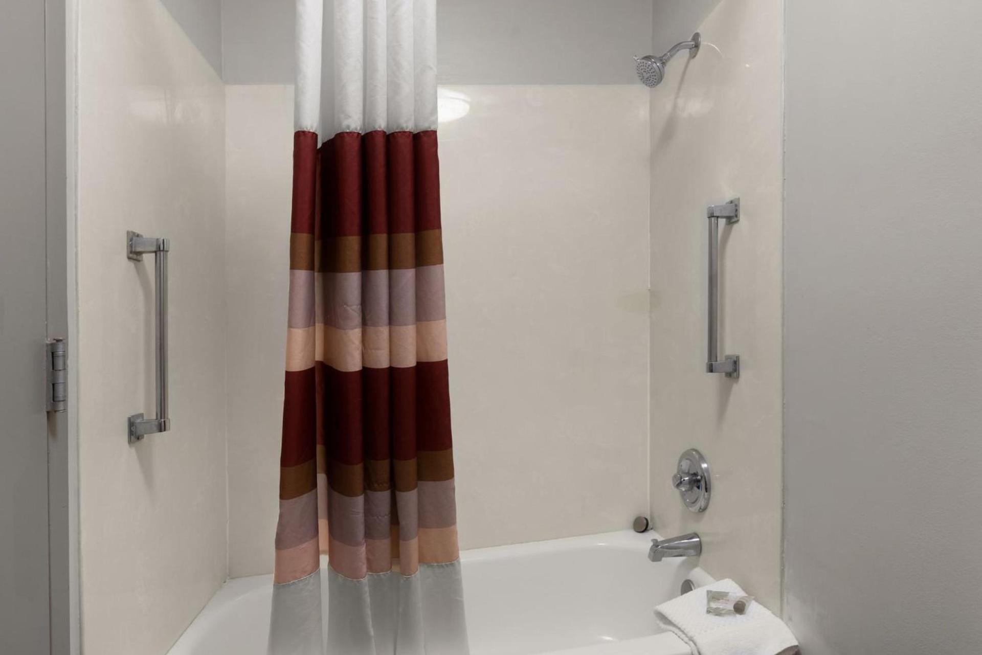 Red Roof Inn & Suites Savannah Airport photo 33