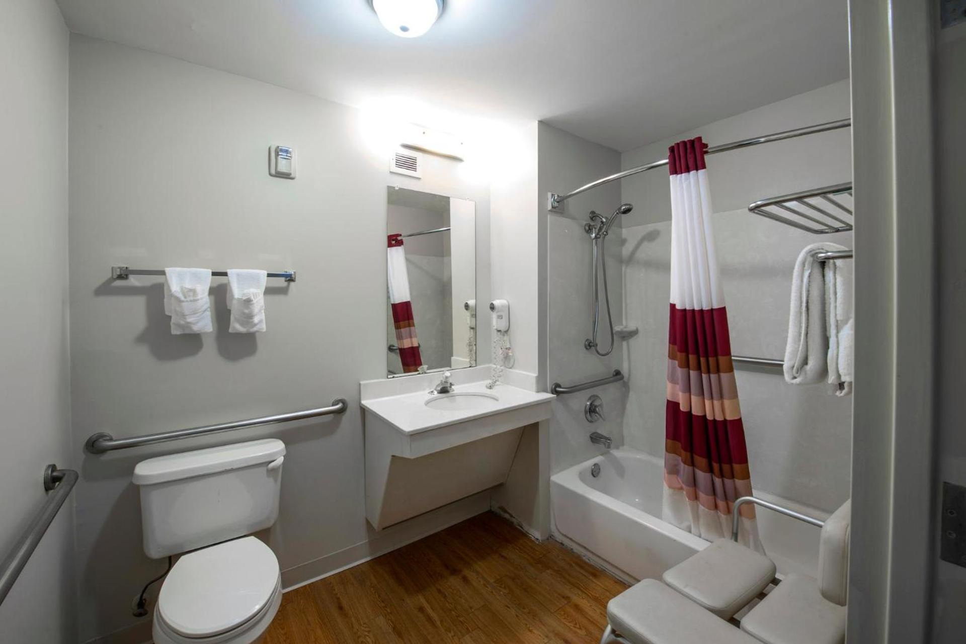 Red Roof Inn & Suites Savannah Airport photo 35