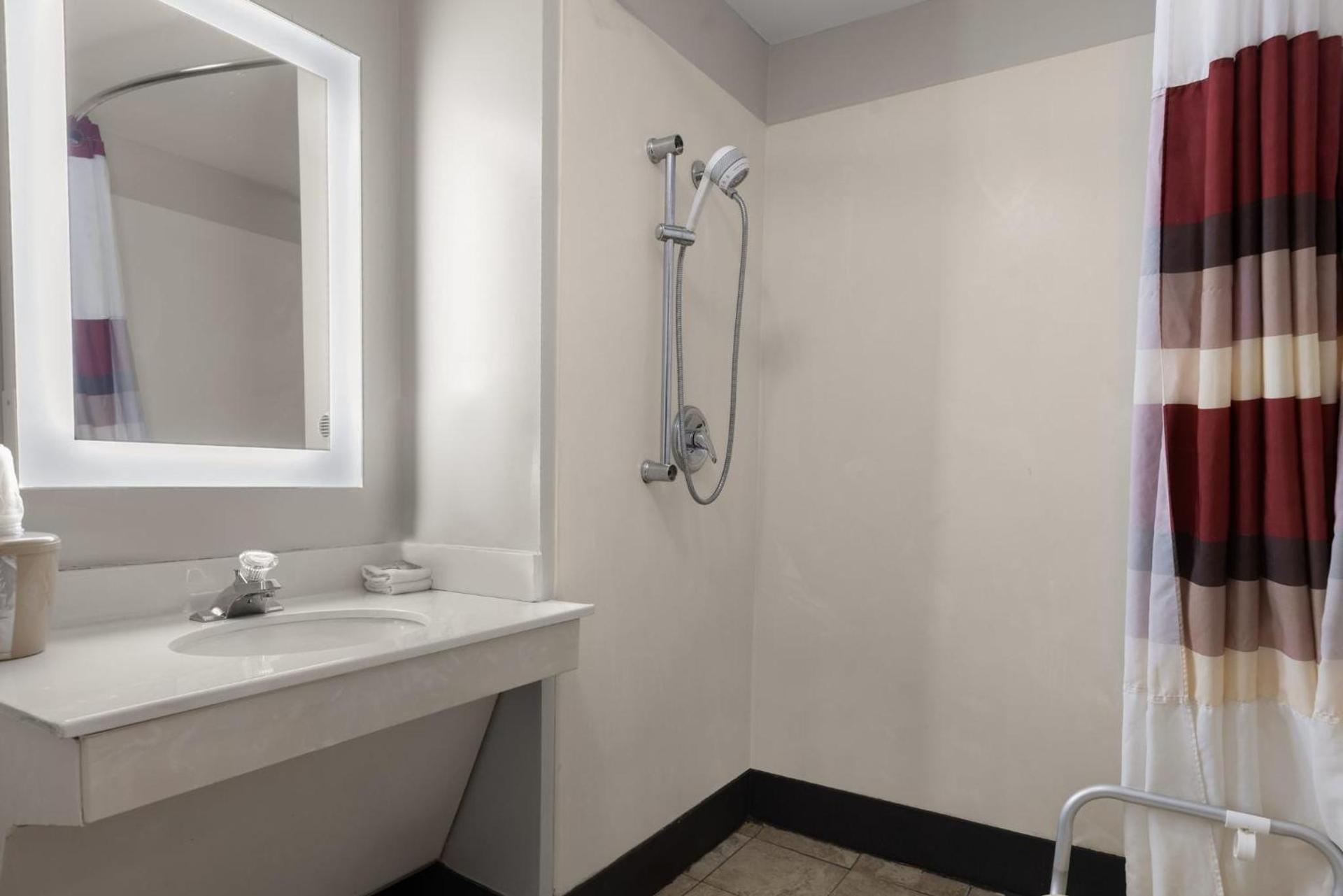Red Roof Inn & Suites Savannah Airport photo 36