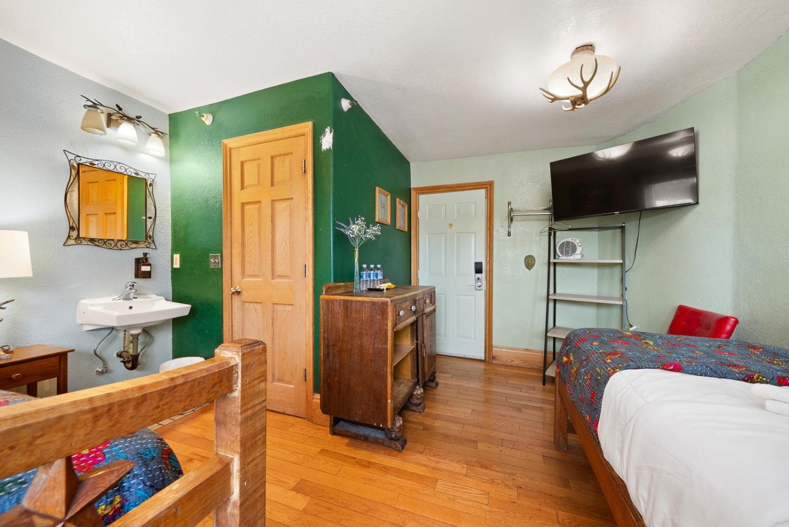 Qupqugiaq Inn photo 12