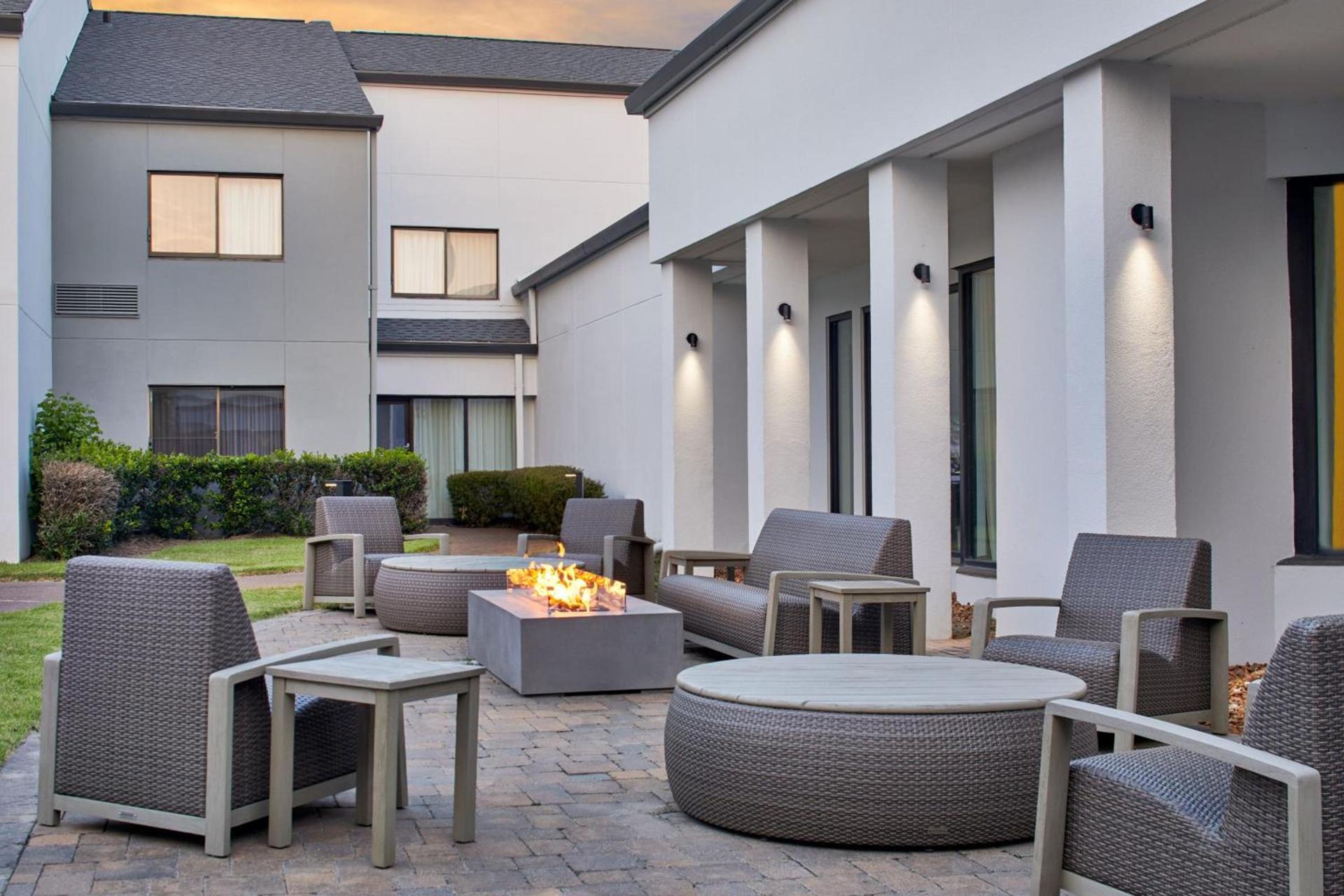 Courtyard by Marriott Memphis Airport photo 27