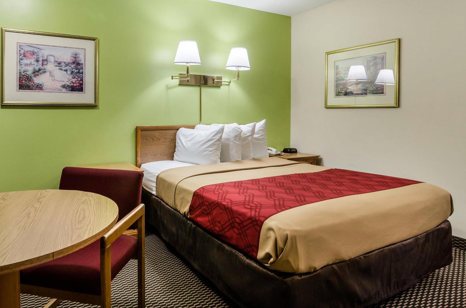 Econo Lodge Lawrence near University photo 2