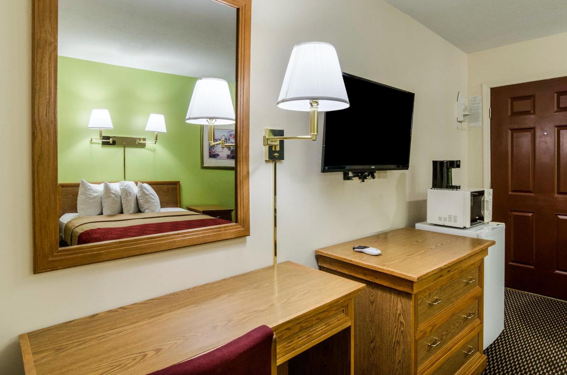 Econo Lodge Lawrence near University photo 34