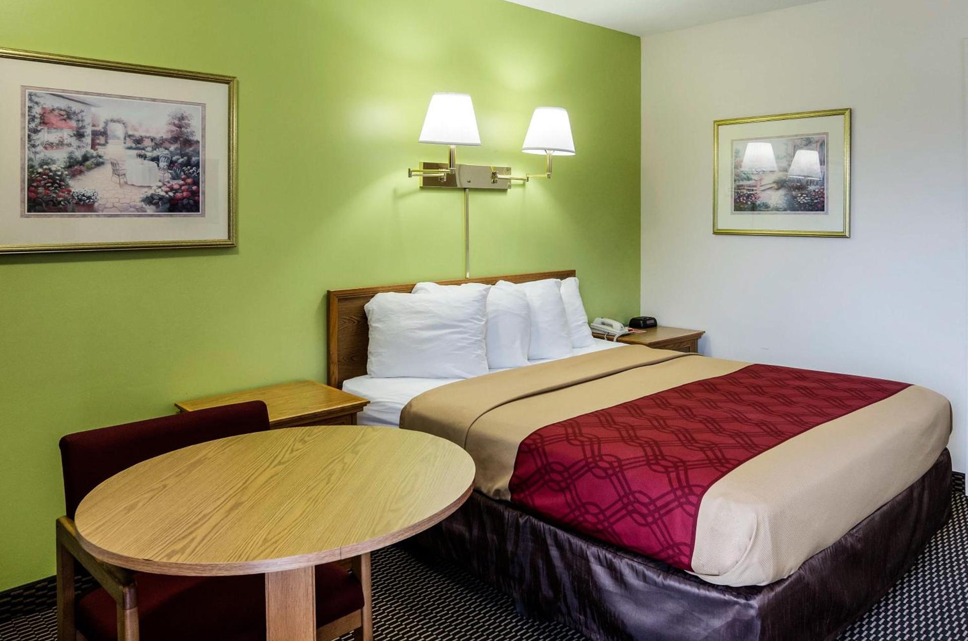 Econo Lodge Lawrence near University photo 28