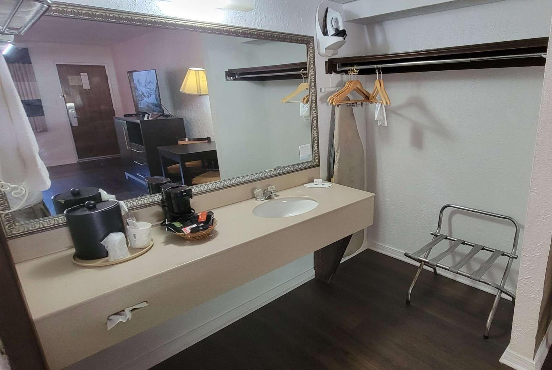 Ramada by Wyndham Mountain Home photo 19