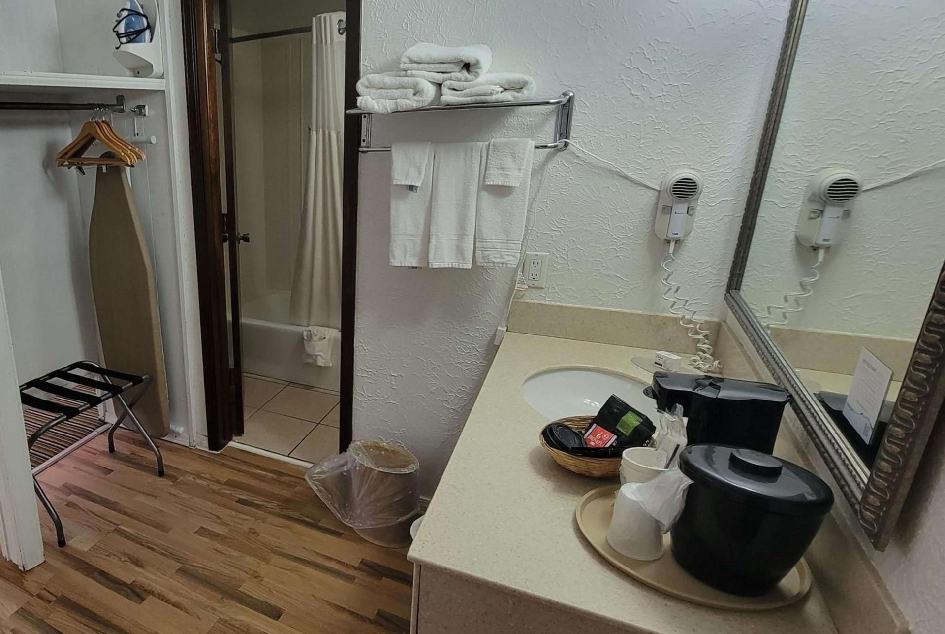 Ramada by Wyndham Mountain Home photo 26