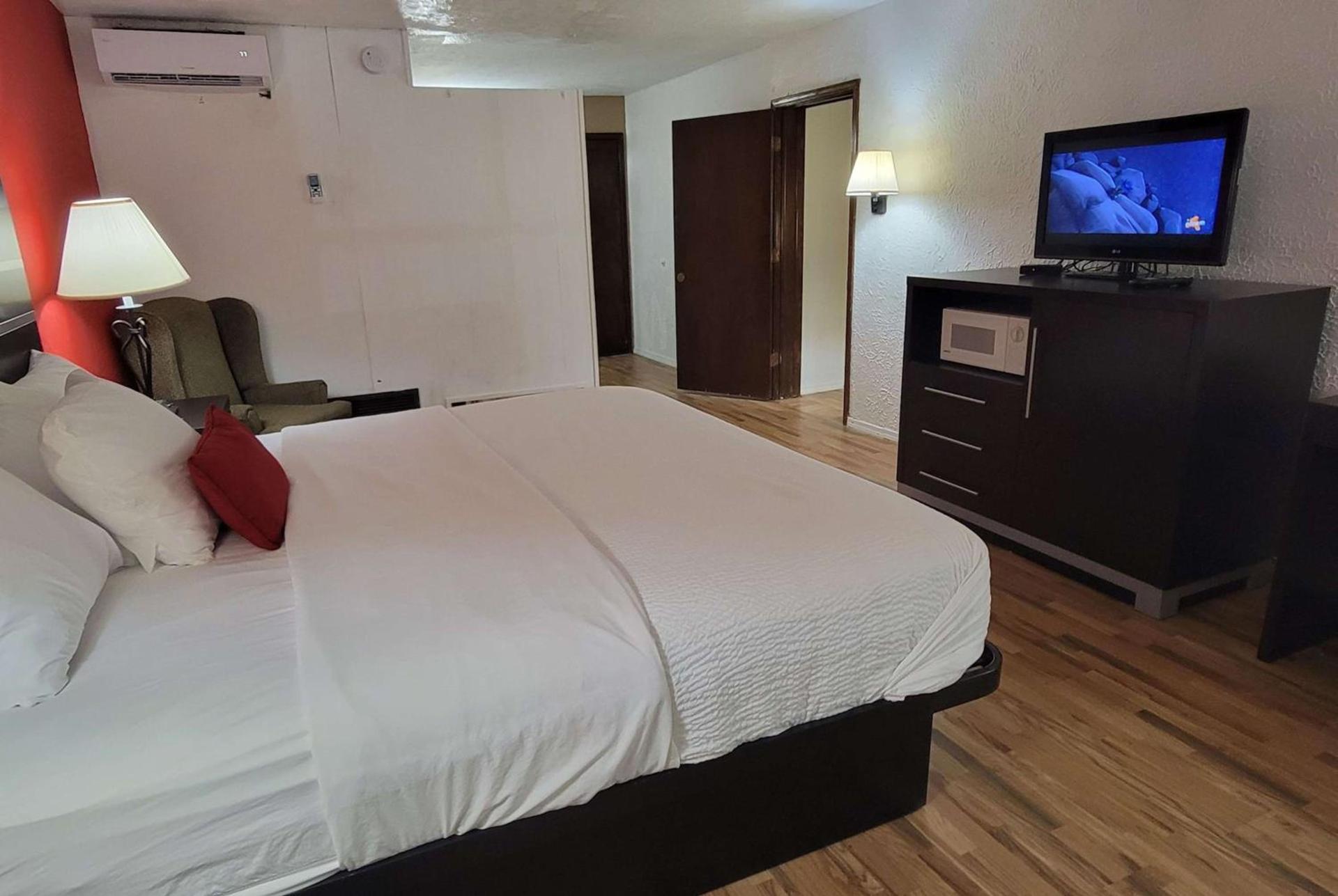 Ramada by Wyndham Mountain Home photo 59