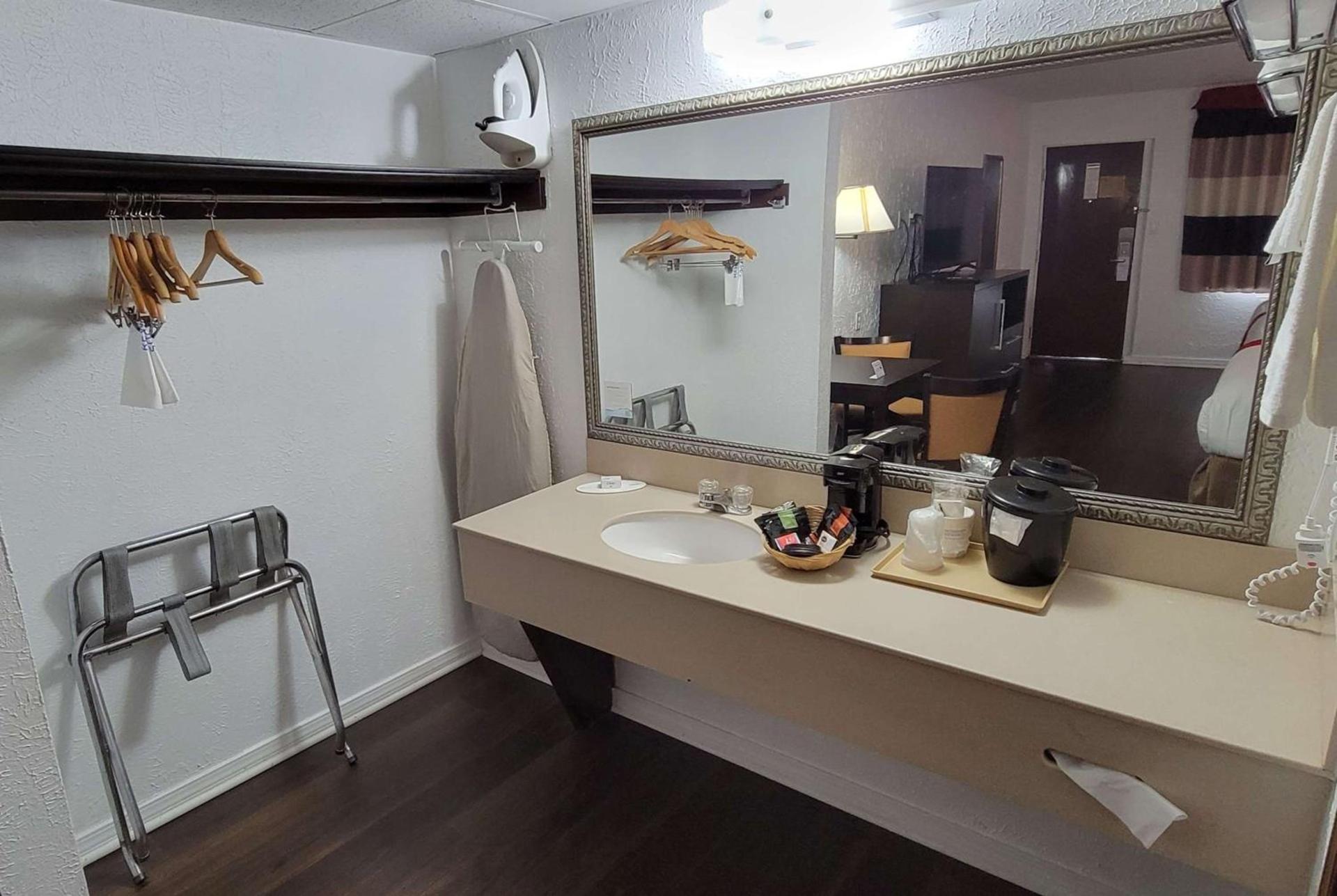 Ramada by Wyndham Mountain Home photo 65