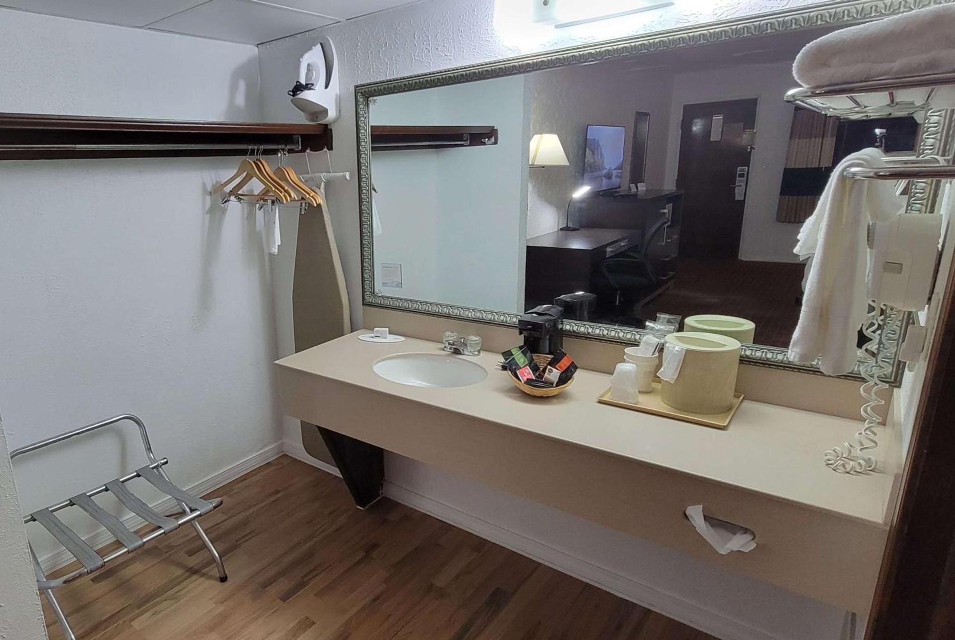 Ramada by Wyndham Mountain Home photo 71