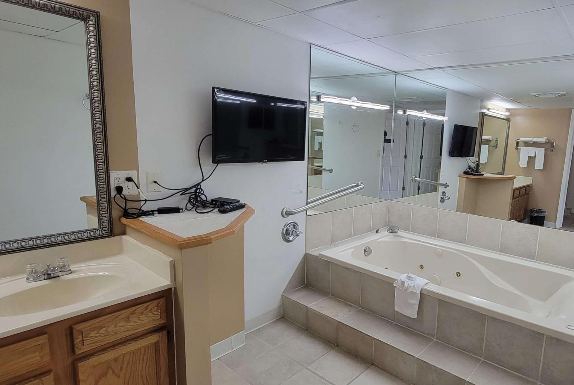 Ramada by Wyndham Mountain Home photo 75