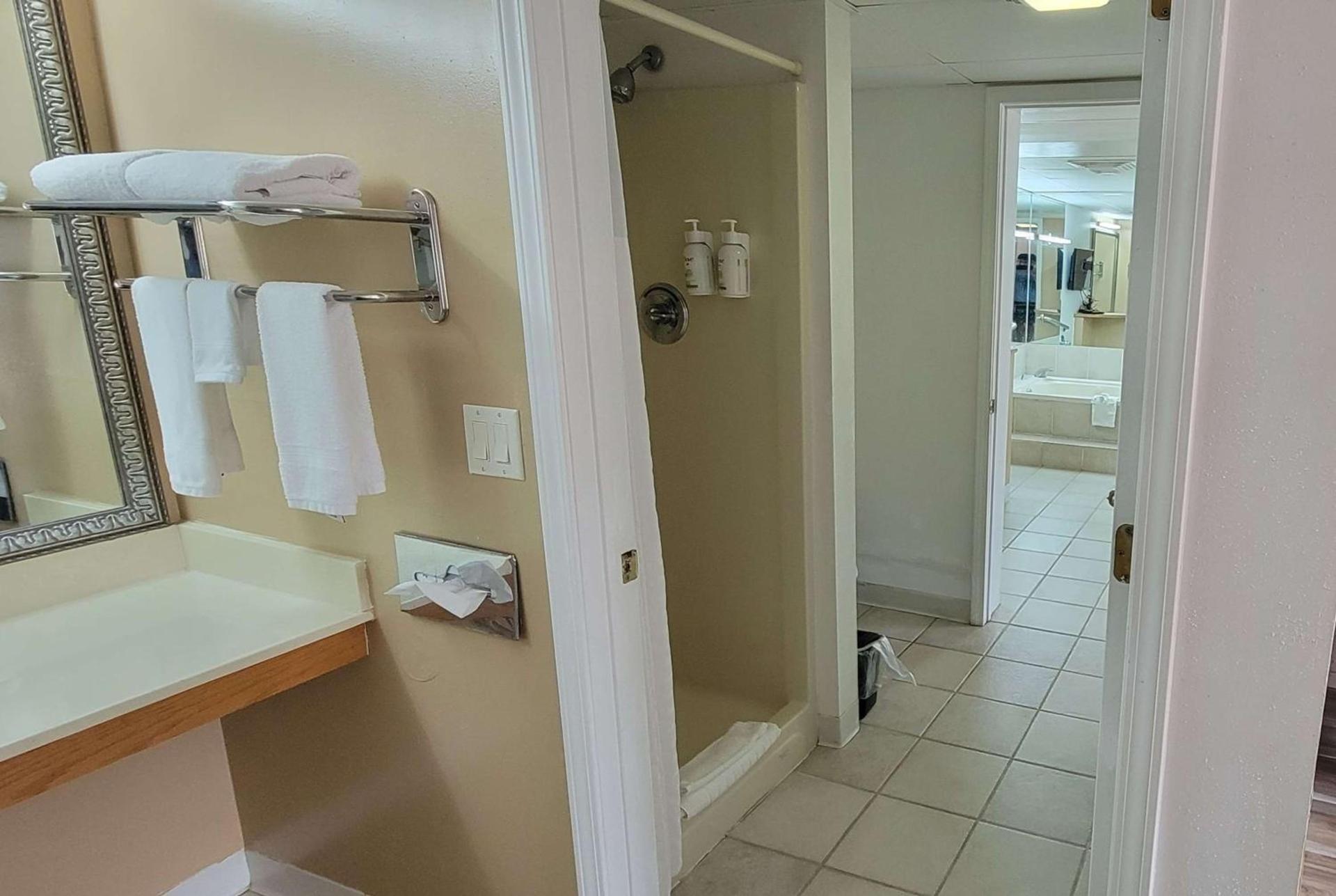 Ramada by Wyndham Mountain Home photo 76