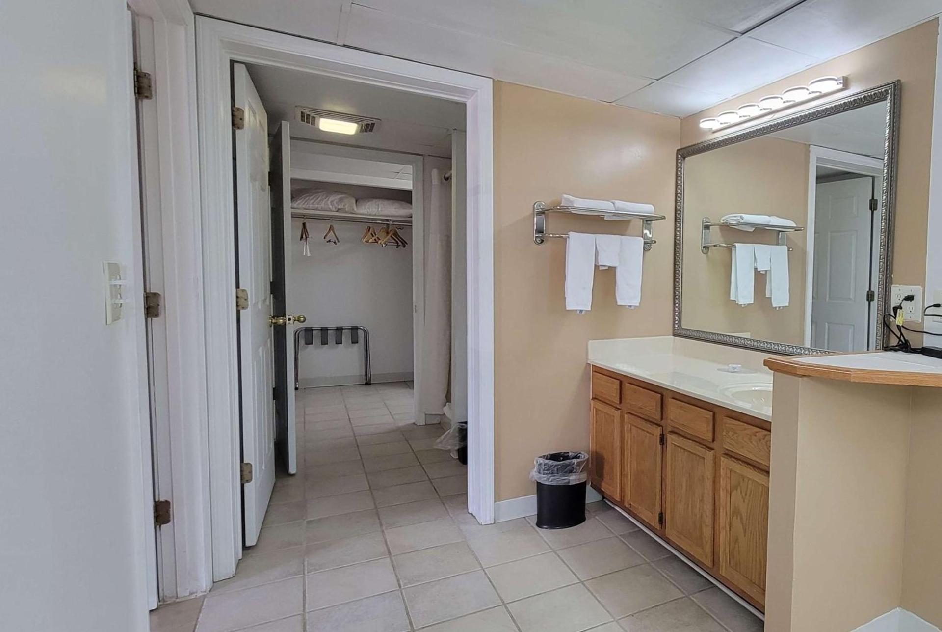 Ramada by Wyndham Mountain Home photo 77