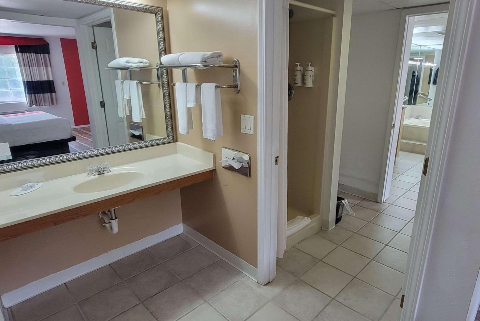 Ramada by Wyndham Mountain Home photo 78