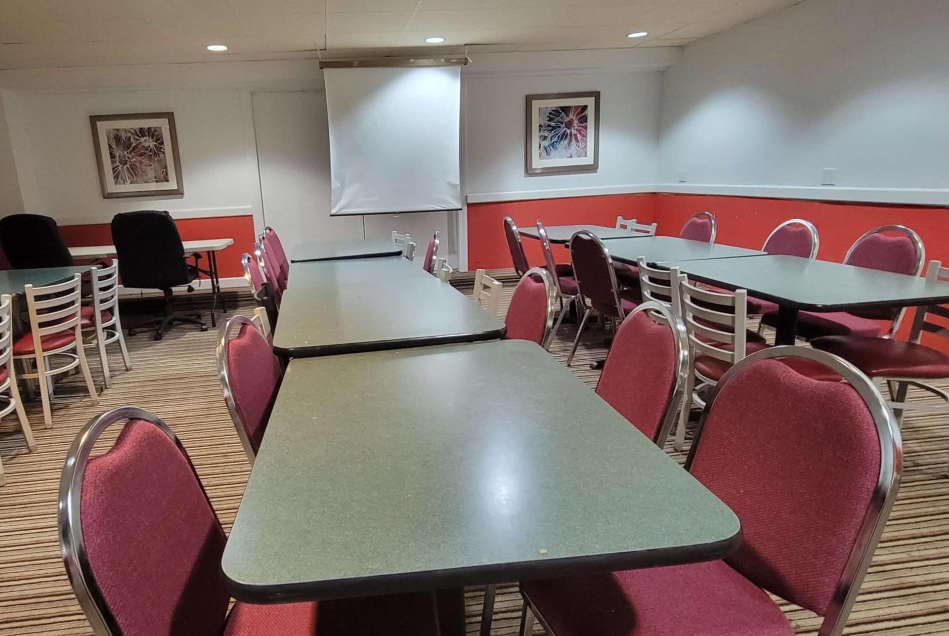 Ramada by Wyndham Mountain Home photo 88