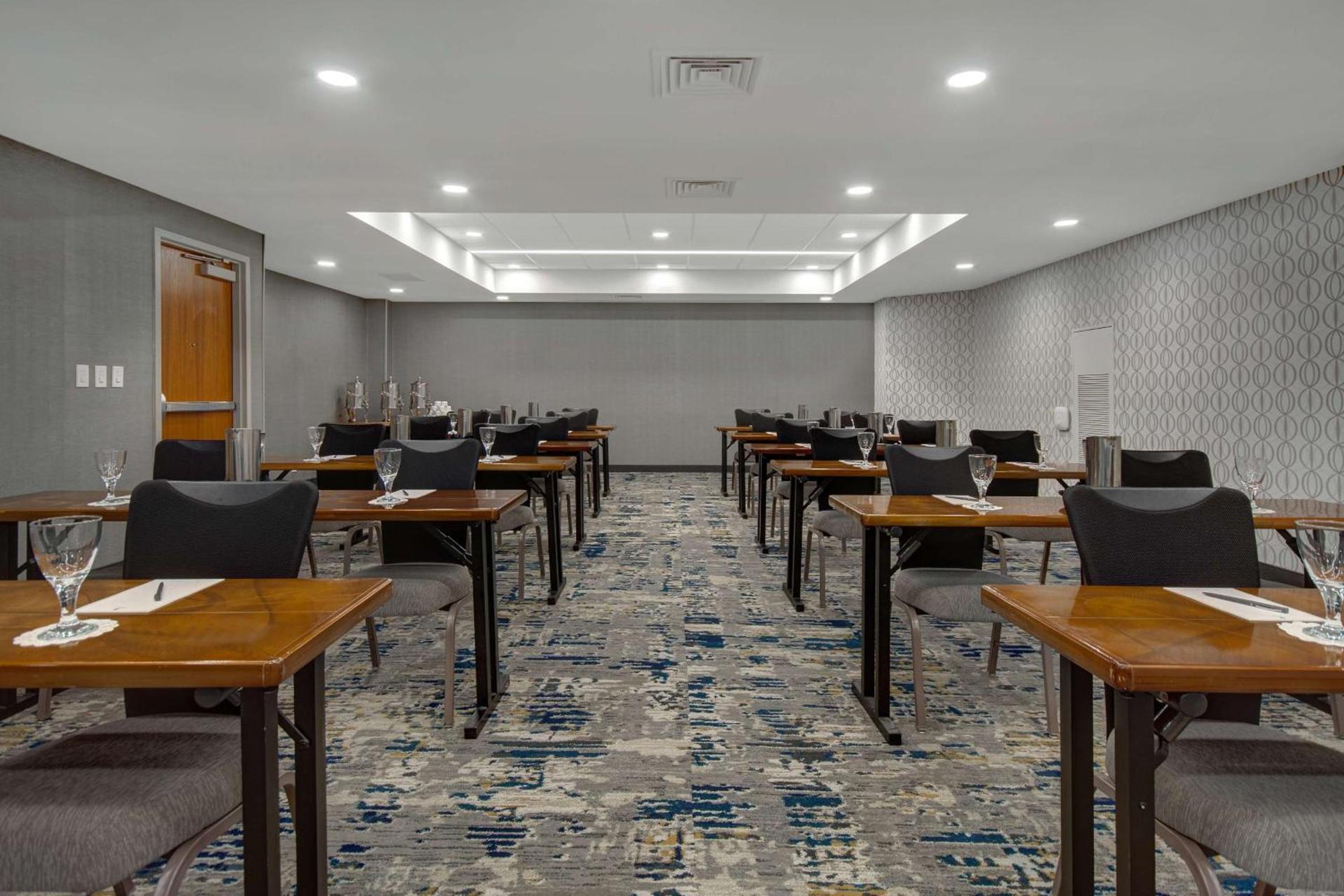 Embassy Suites by Hilton Detroit Metro Airport photo 28