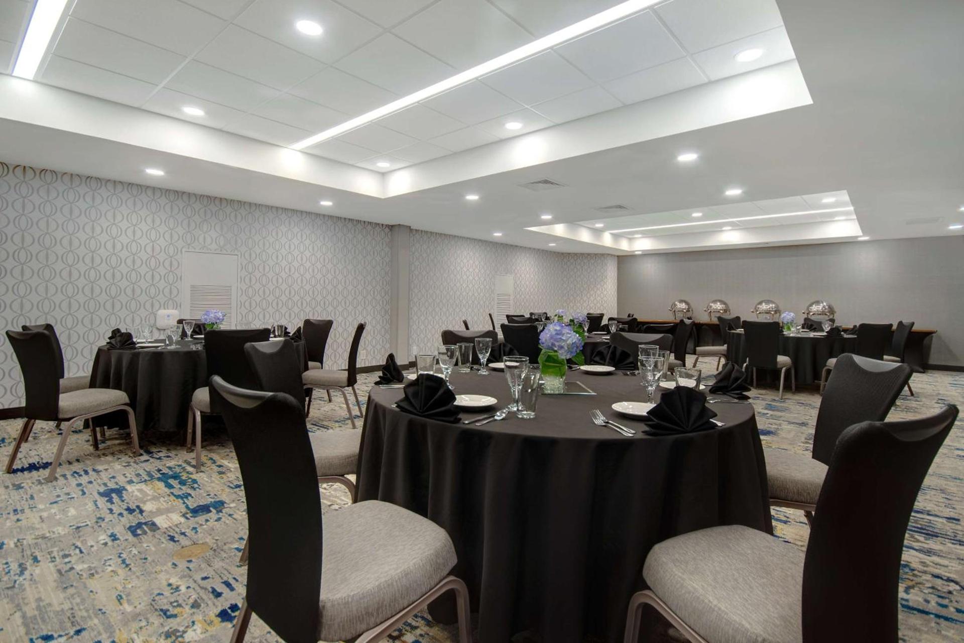 Embassy Suites by Hilton Detroit Metro Airport photo 31