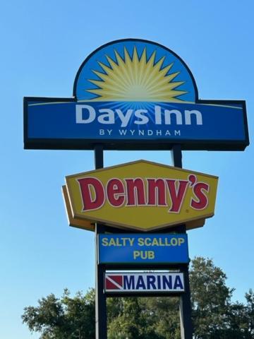 Days Inn by Wyndham Crystal River photo 18