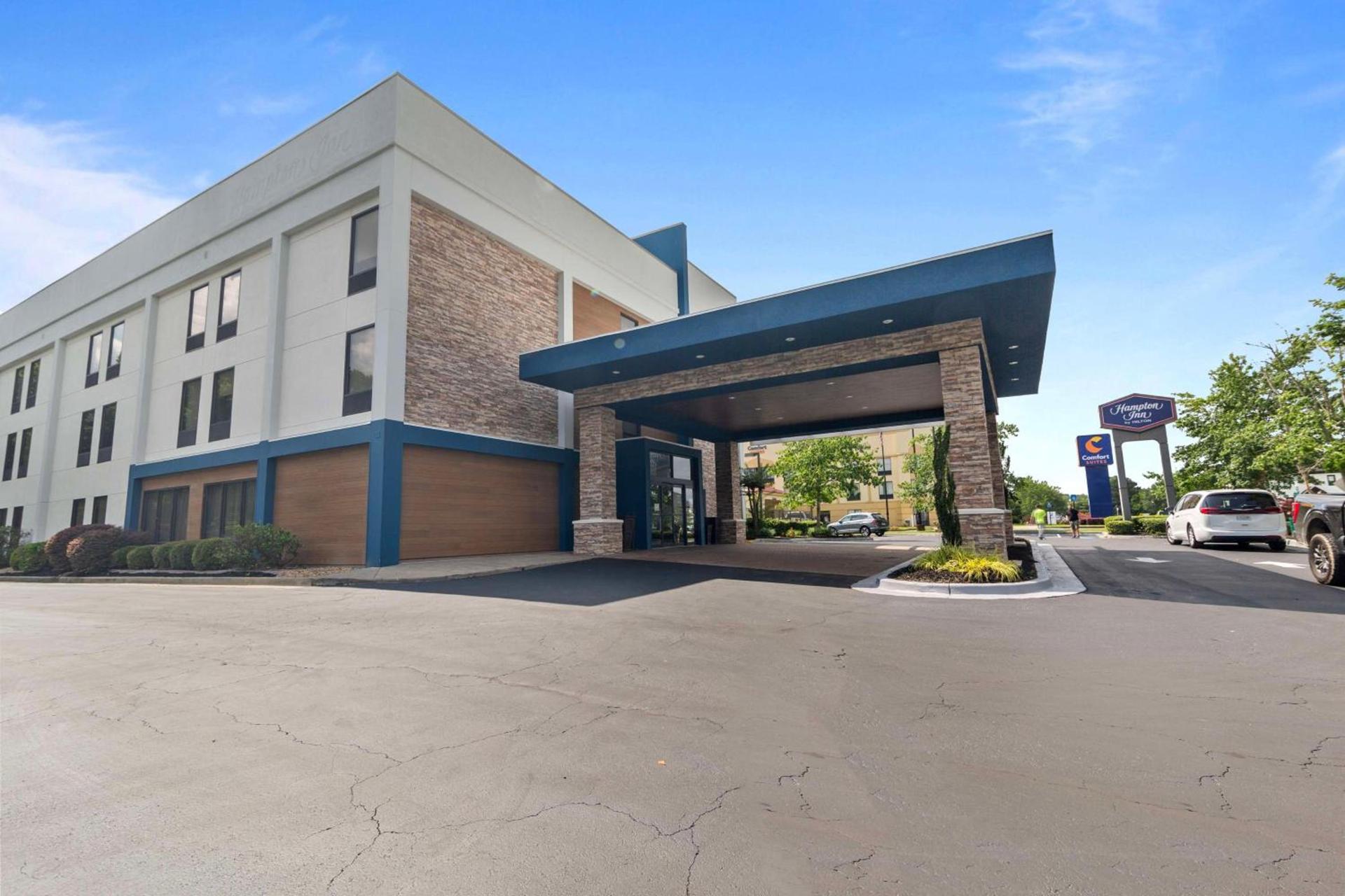 Hampton Inn Atlanta-Woodstock photo 2