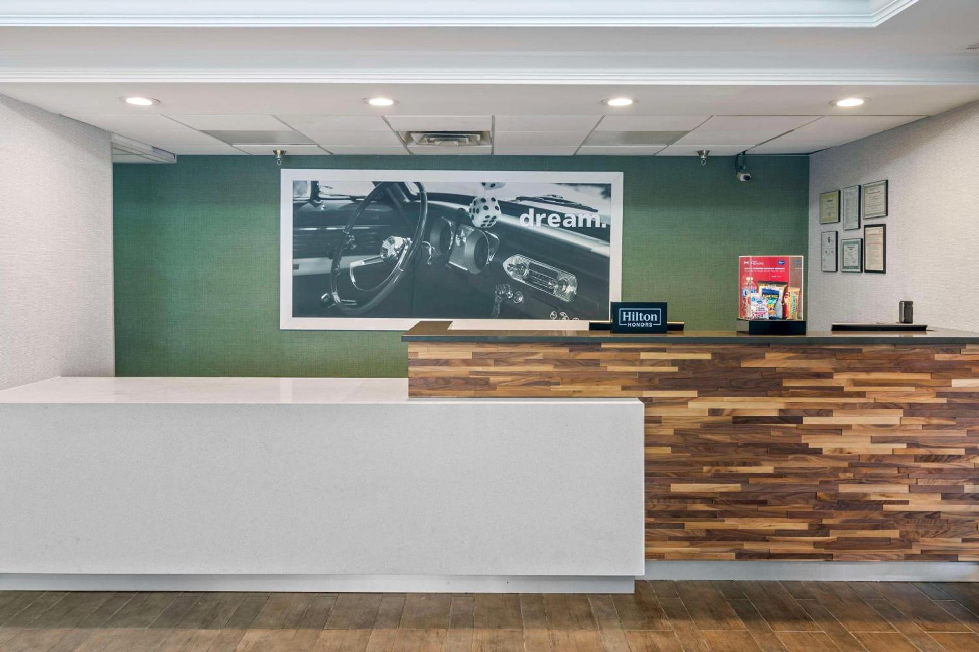 Hampton Inn Atlanta-Woodstock photo 3