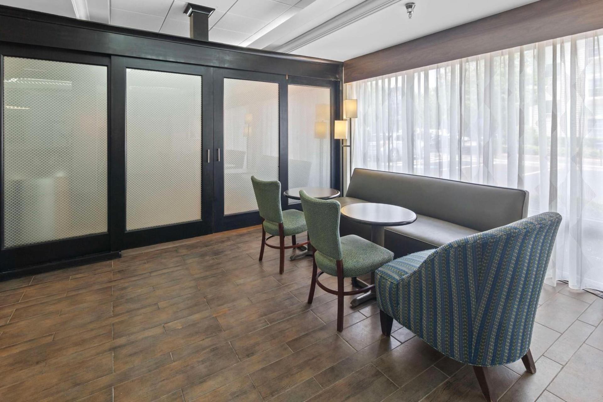 Hampton Inn Atlanta-Woodstock photo 5