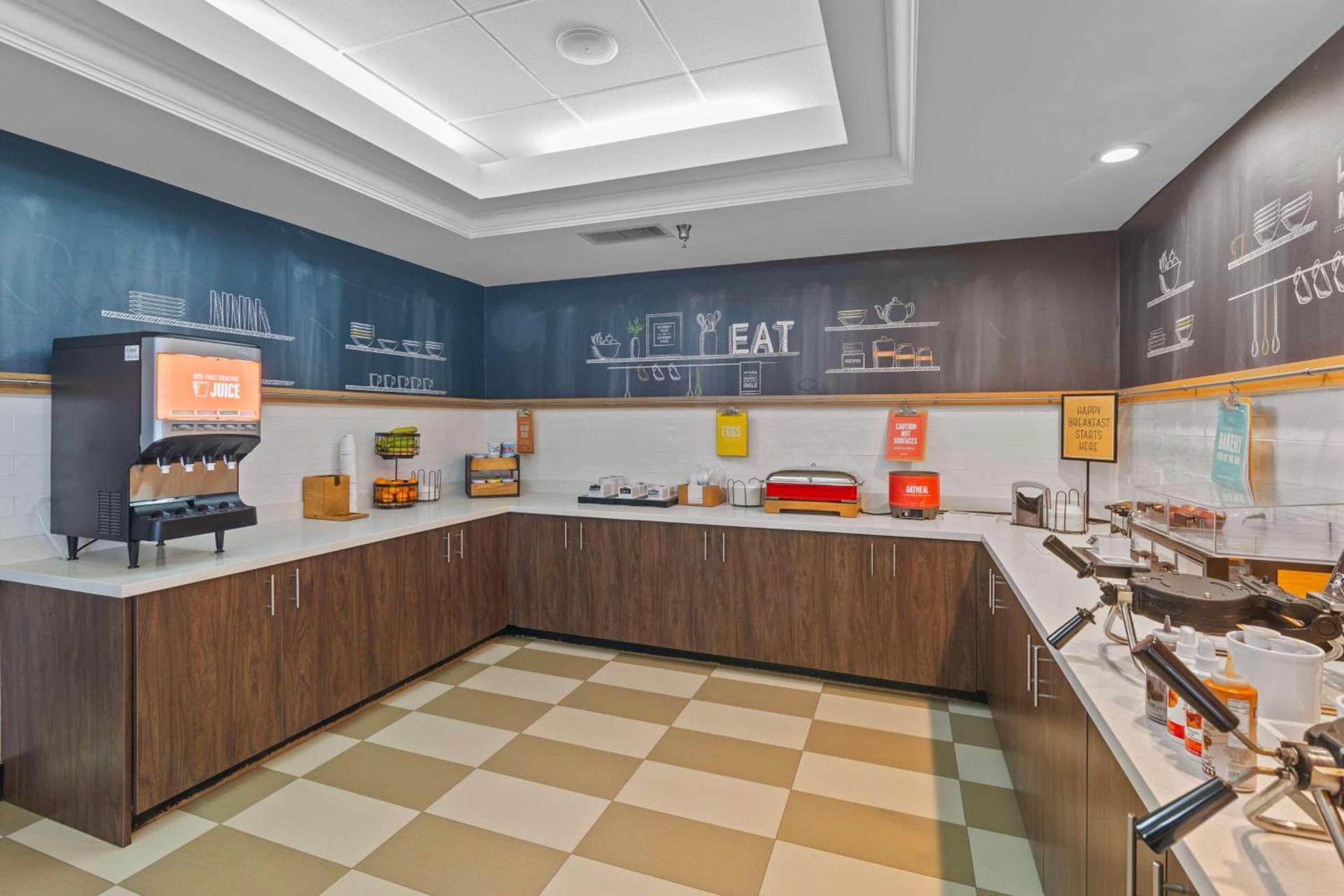 Hampton Inn Atlanta-Woodstock photo 9