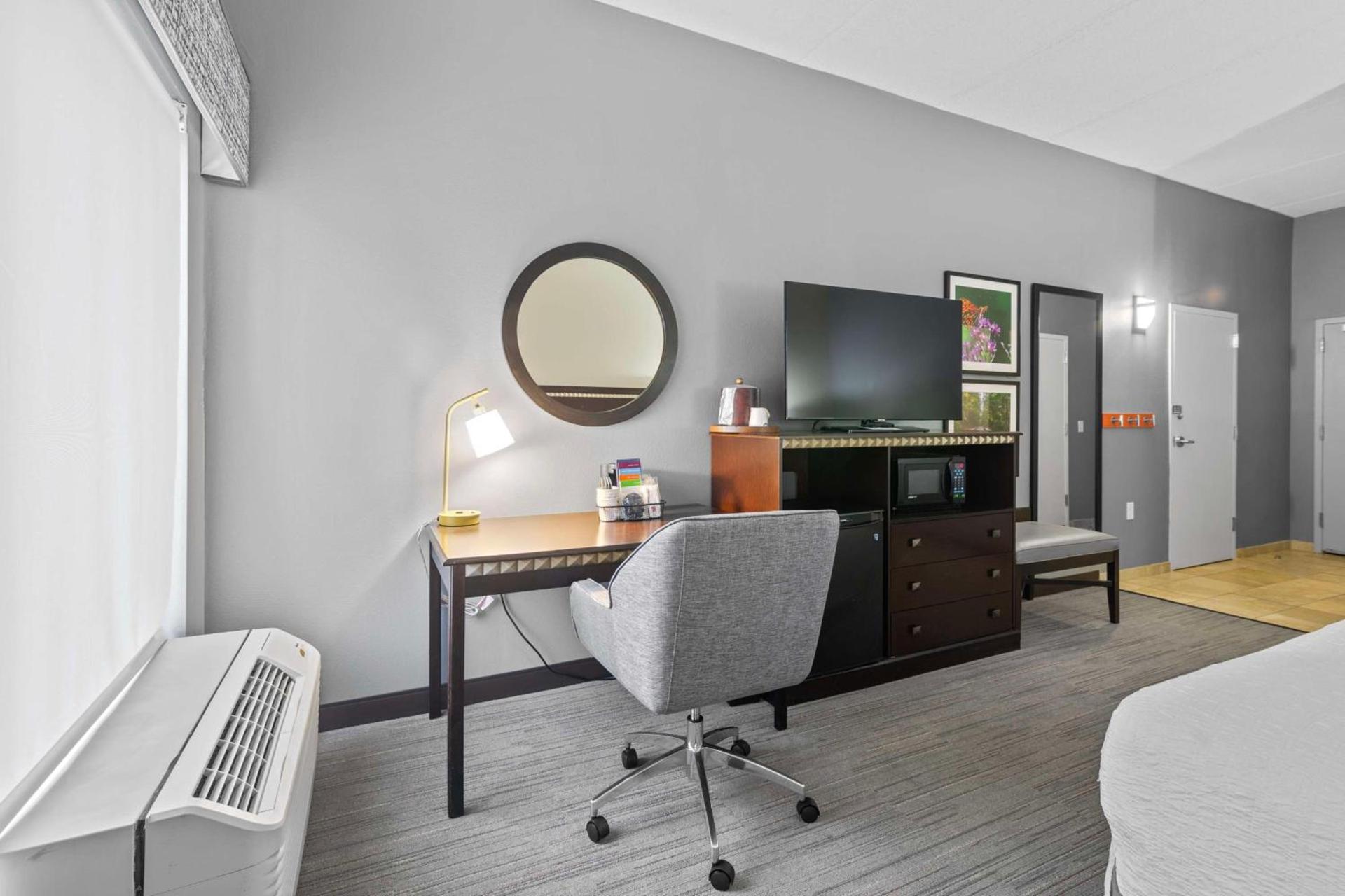 Hampton Inn Atlanta-Woodstock photo 14