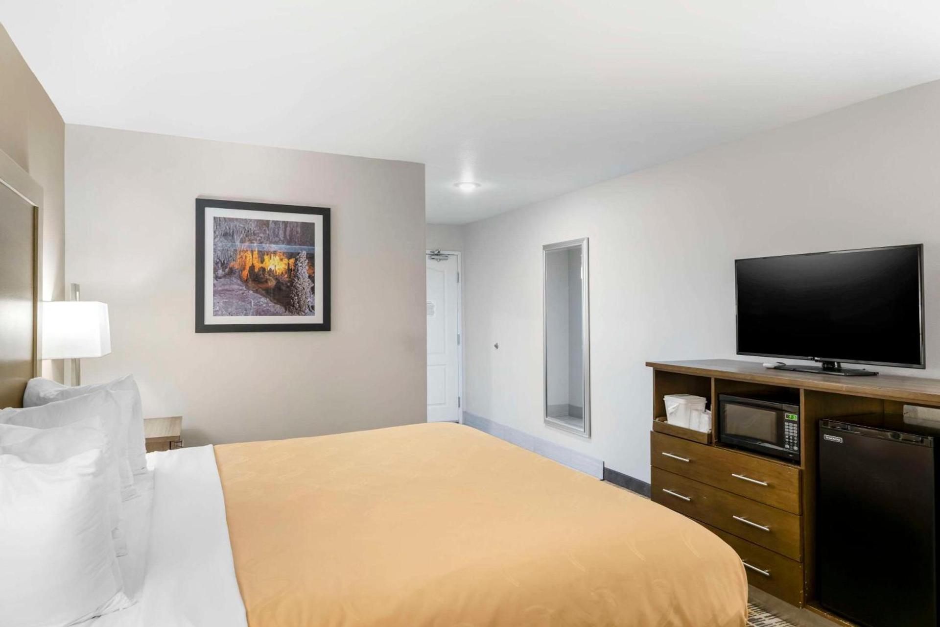 Quality Inn & Suites Carlsbad Caverns Area photo 9