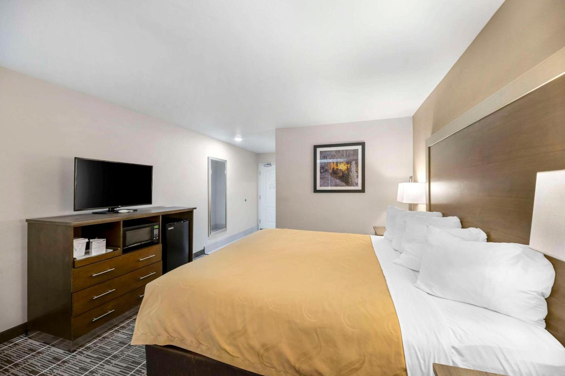 Quality Inn & Suites Carlsbad Caverns Area photo 12