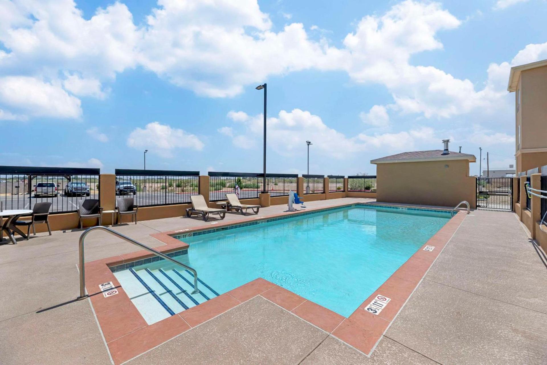Quality Inn & Suites Carlsbad Caverns Area photo 21