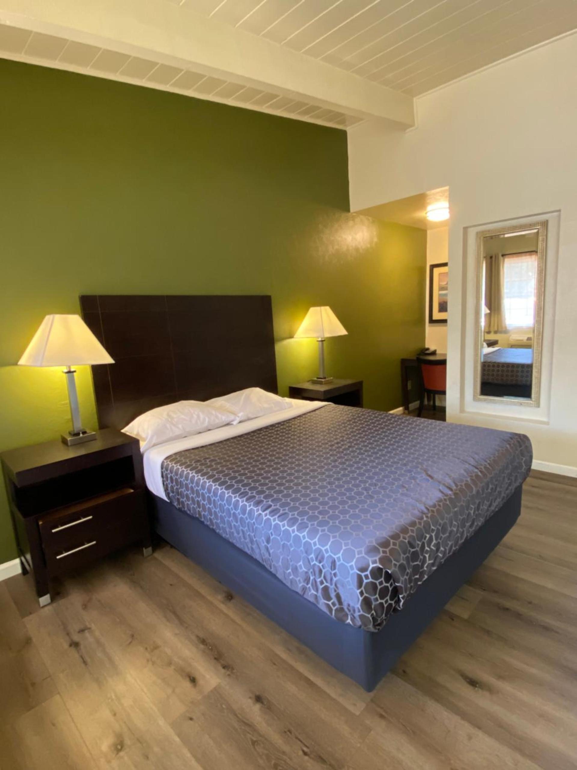 Holiday Motel photo 10