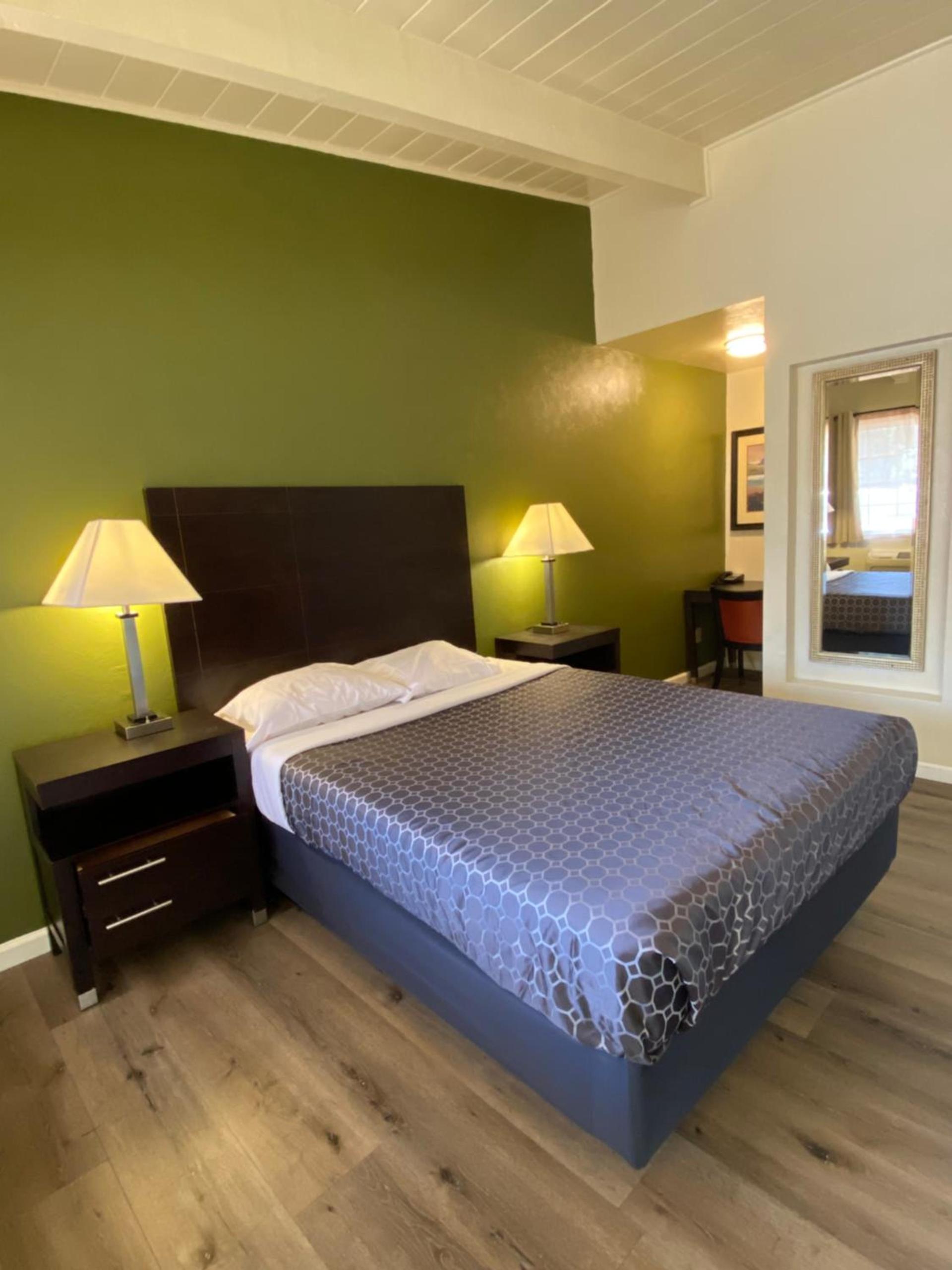 Holiday Motel photo 7