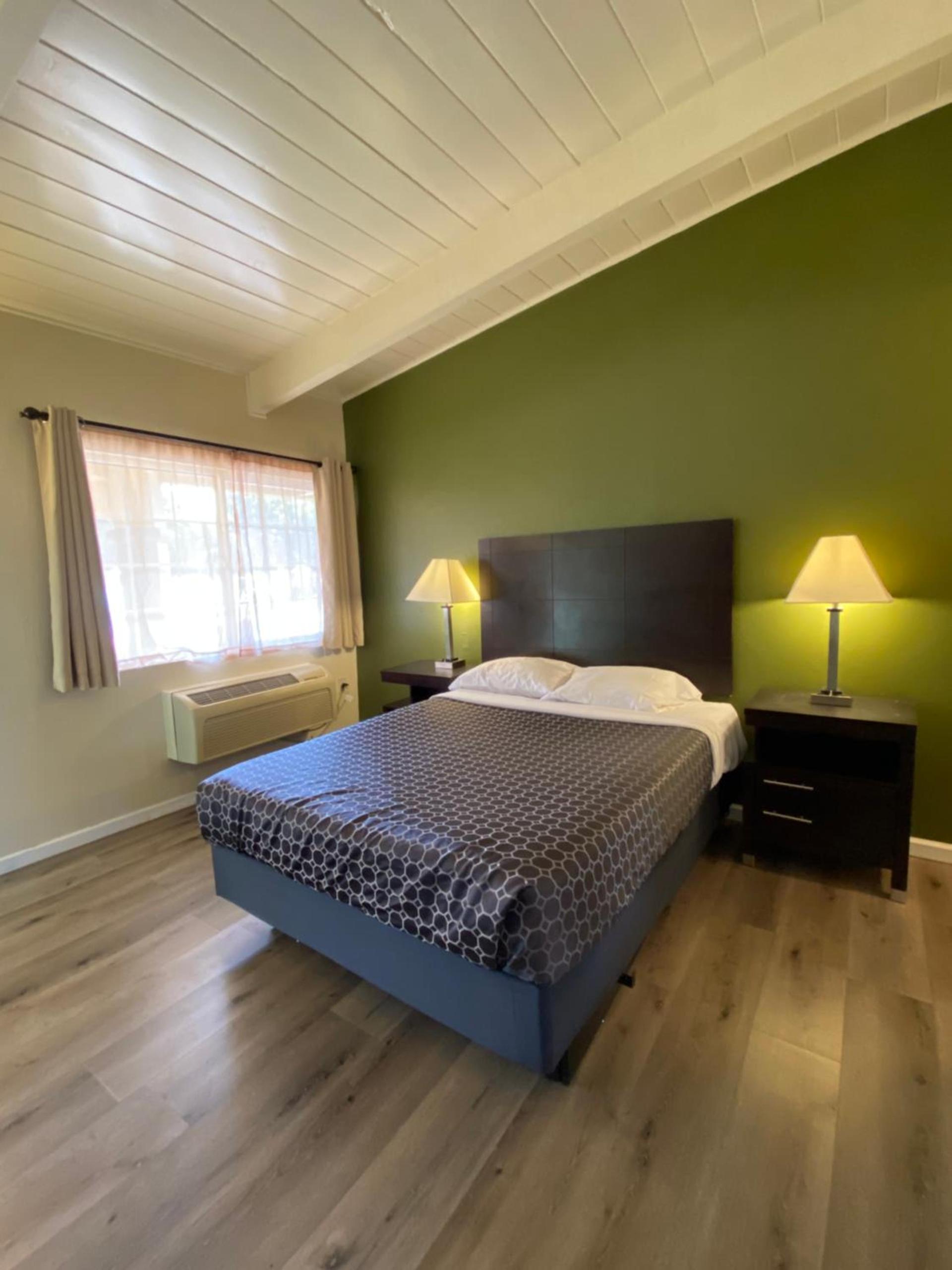 Holiday Motel photo 5