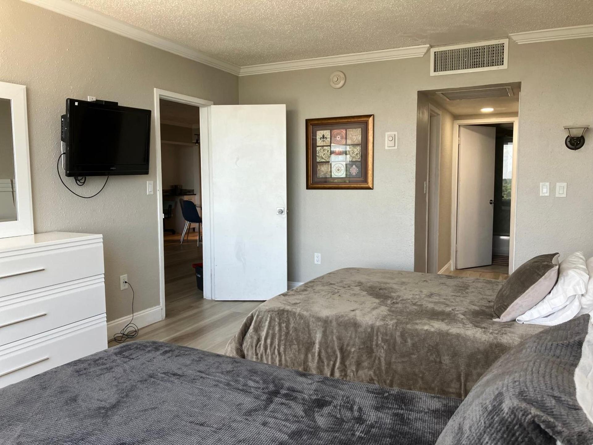 Oceanview on SAND located in Ocean Manor Resort Fort Lauderdale Beach 2 bed 2 bath spacious corner unit partial ocean view photo 12