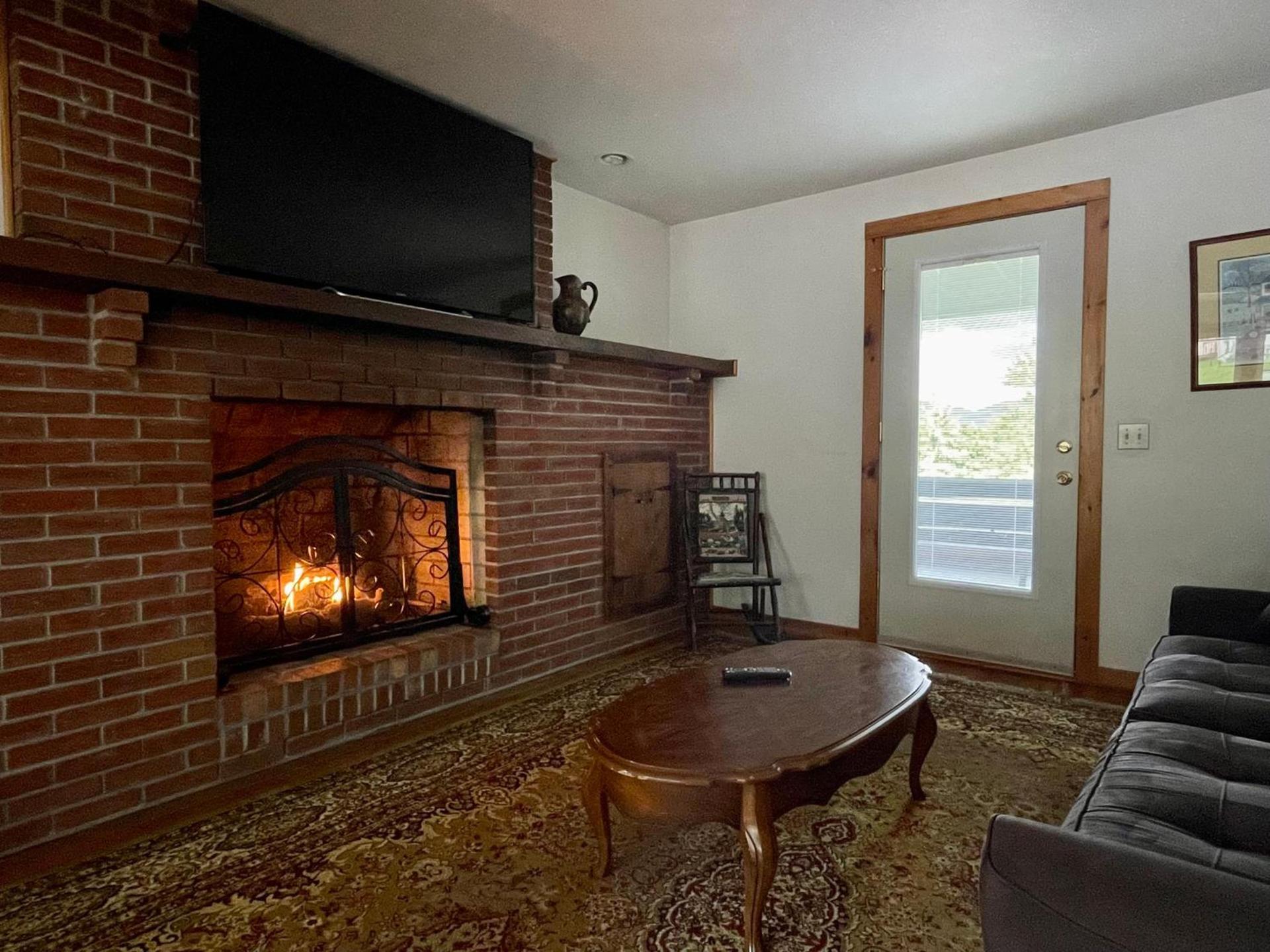 Hill View Motel and Cottages photo 11