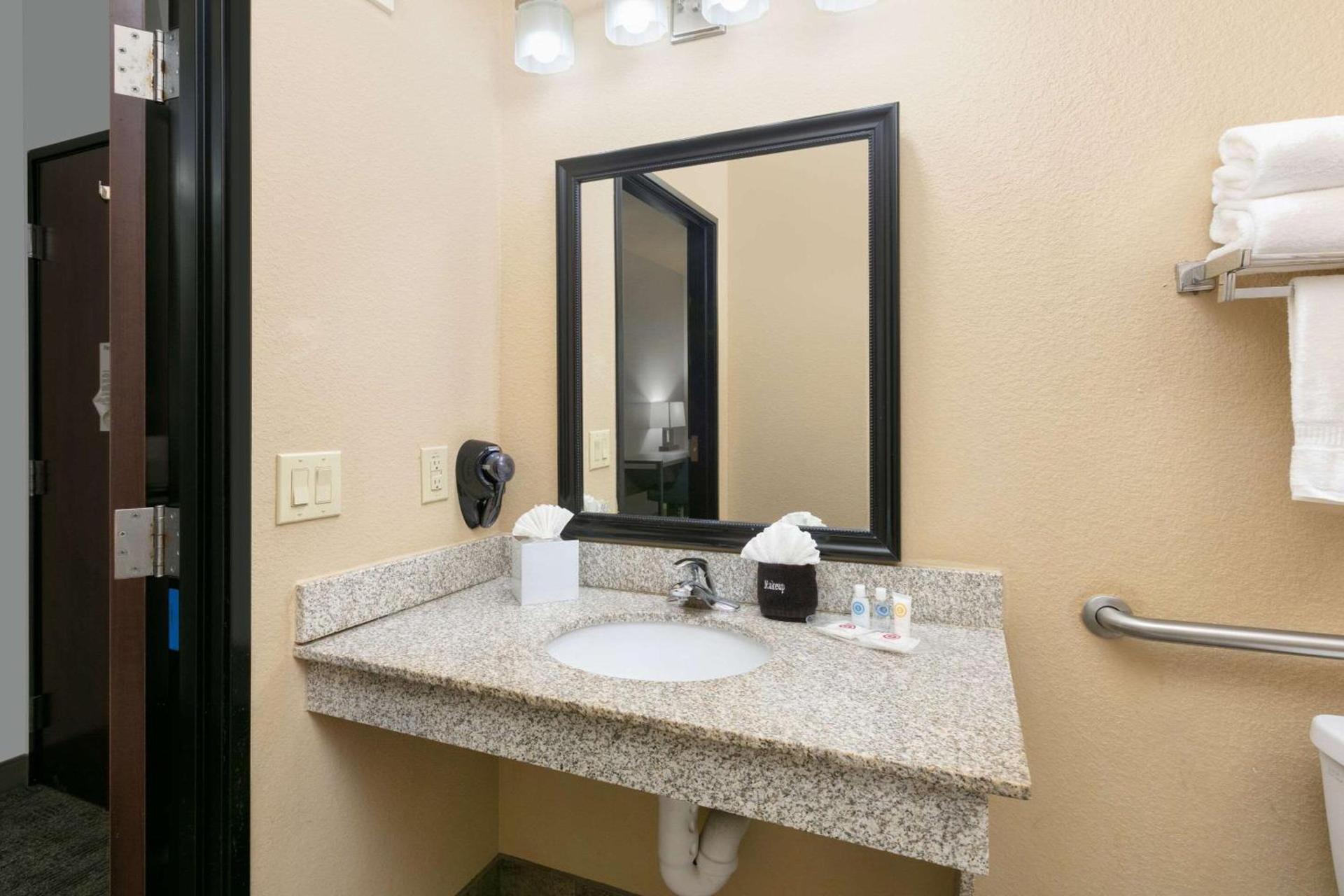 Comfort Suites Arlington - Entertainment District photo 10