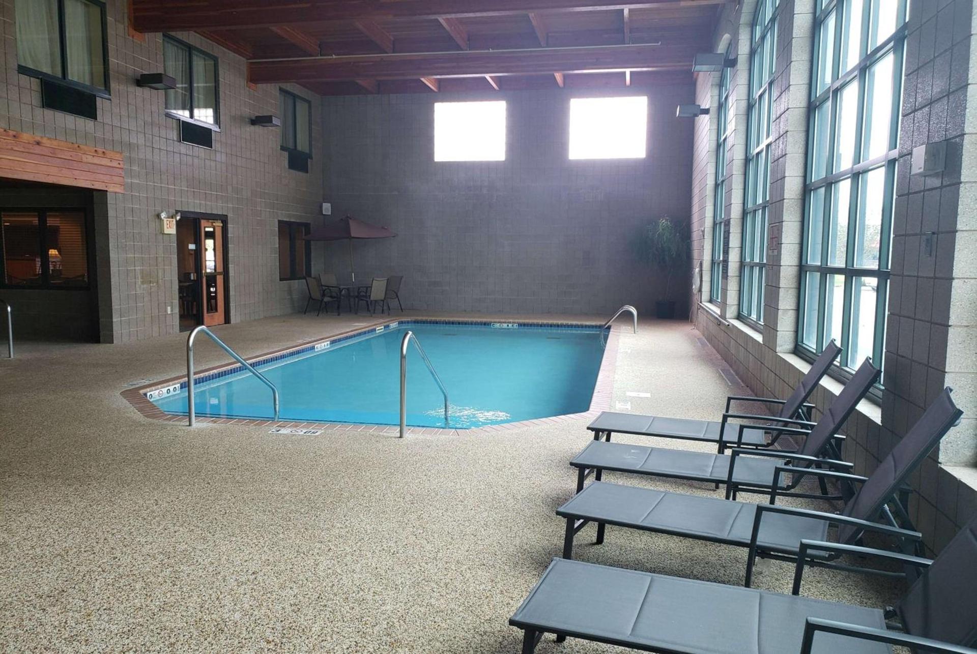 Wingate by Wyndham Coon Rapids photo 4