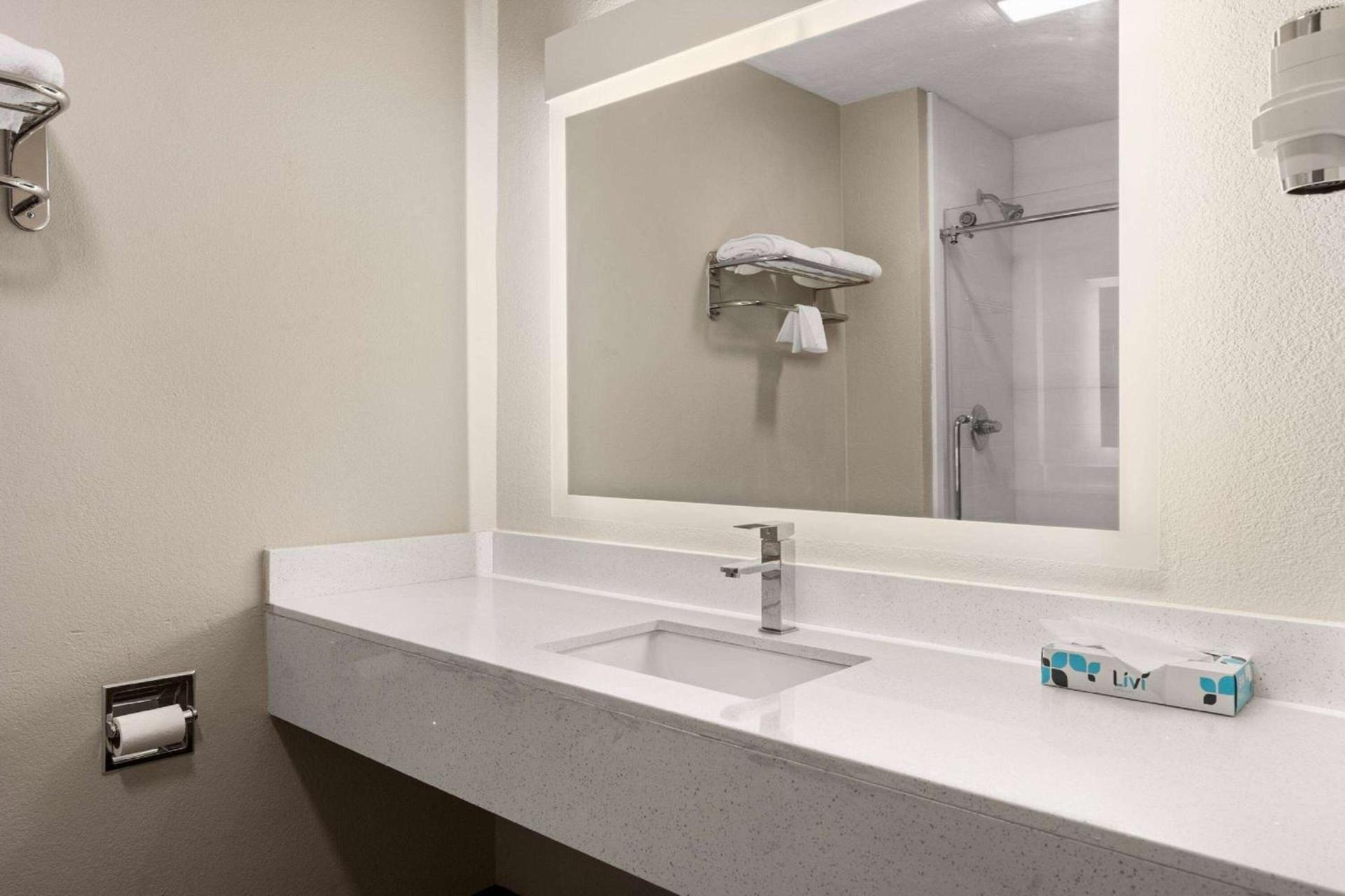 Days-Inn by Wyndham Albuquerque I-25 photo 48
