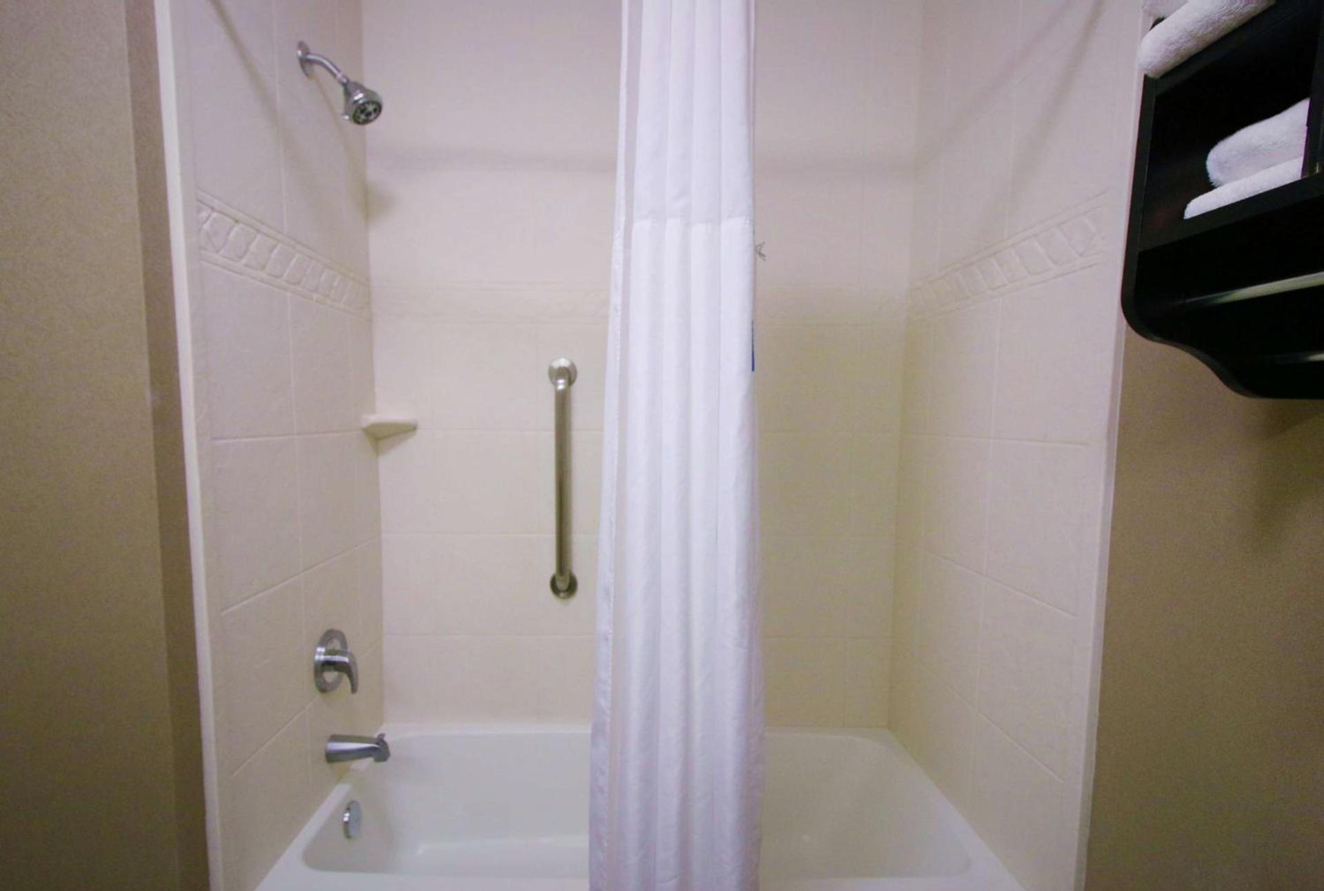 Hampton Inn & Suites Flowery Branch photo 8