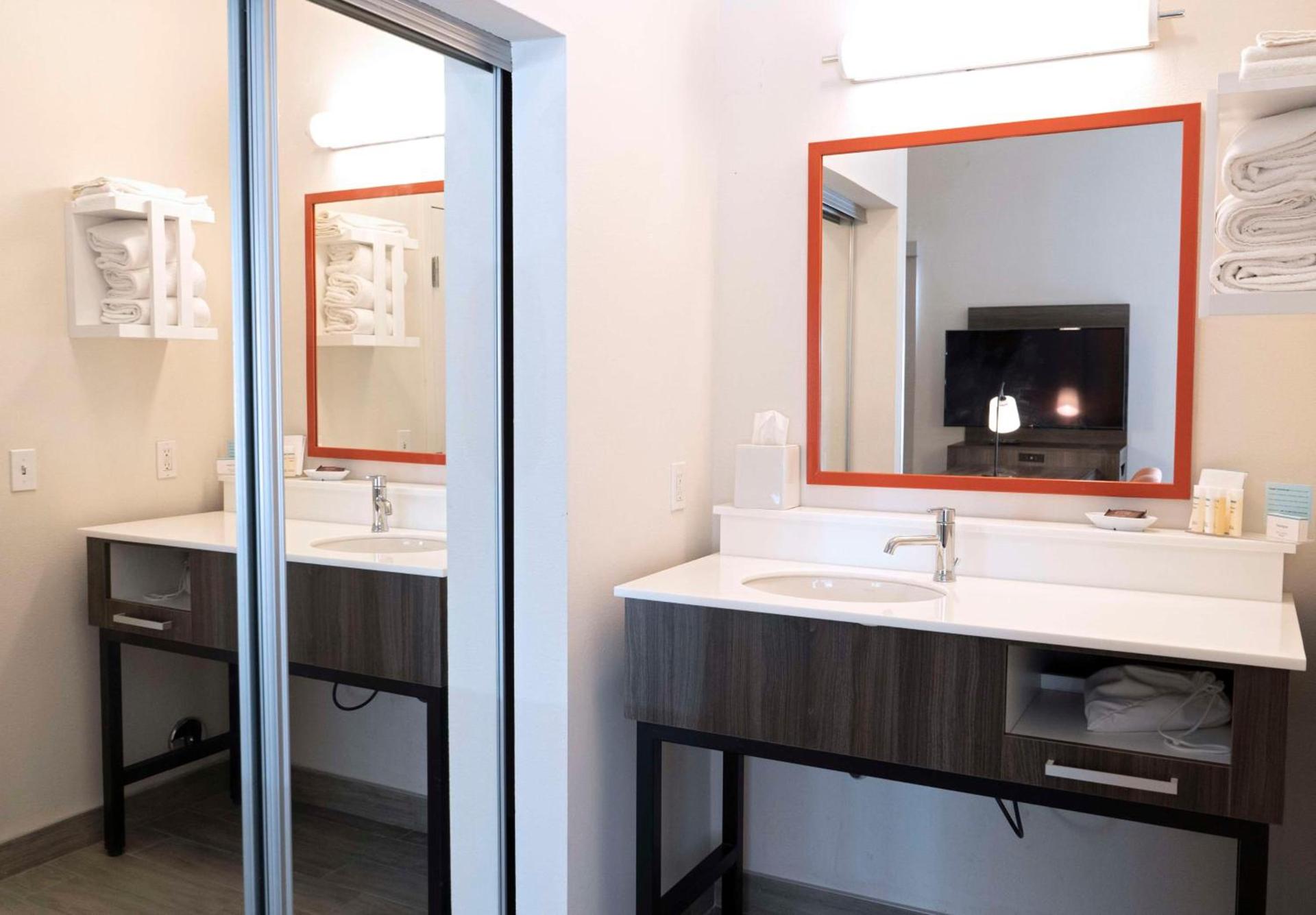Hampton Inn & Suites Seal Beach photo 31