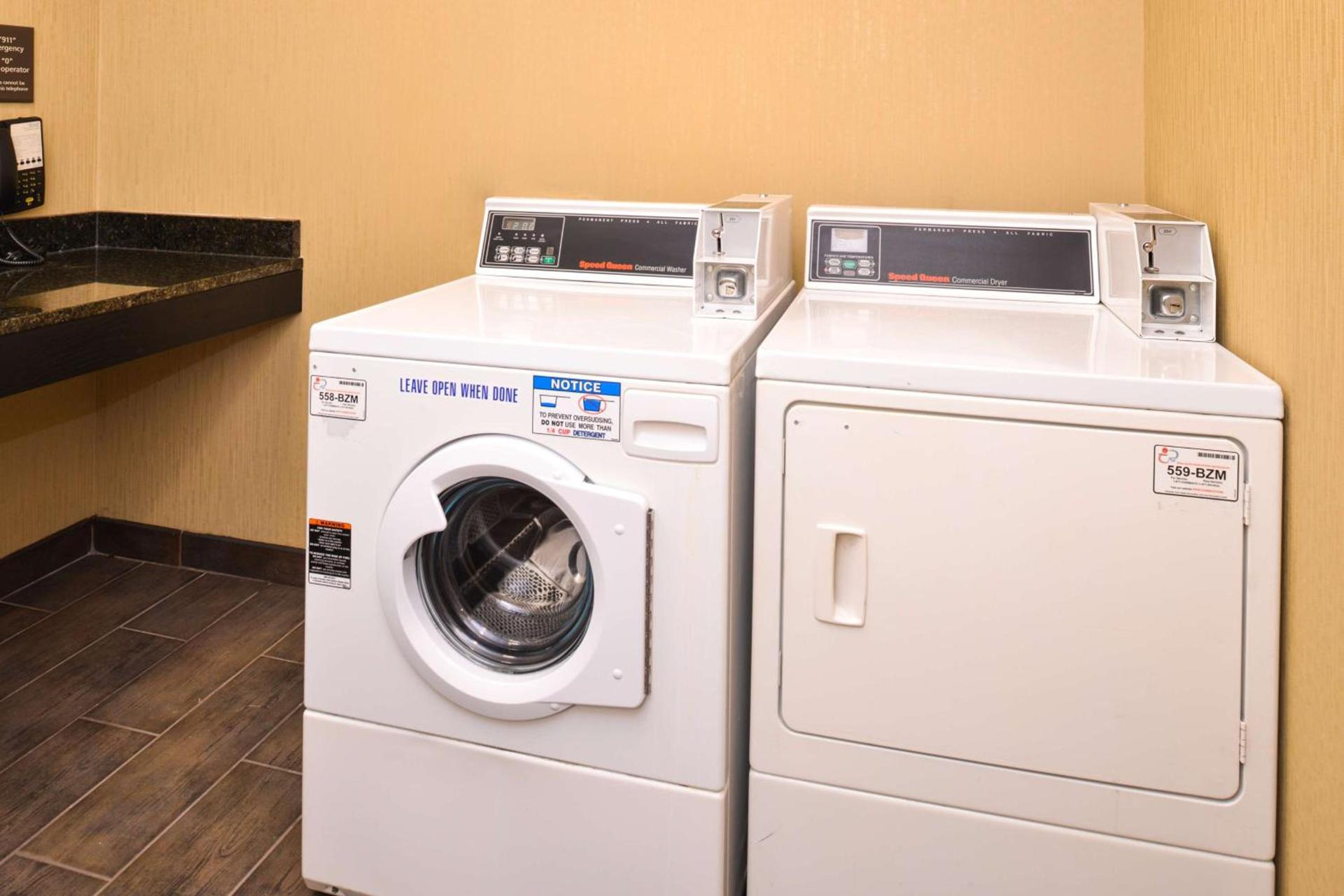 Comfort Inn & Suites Toledo North photo 3