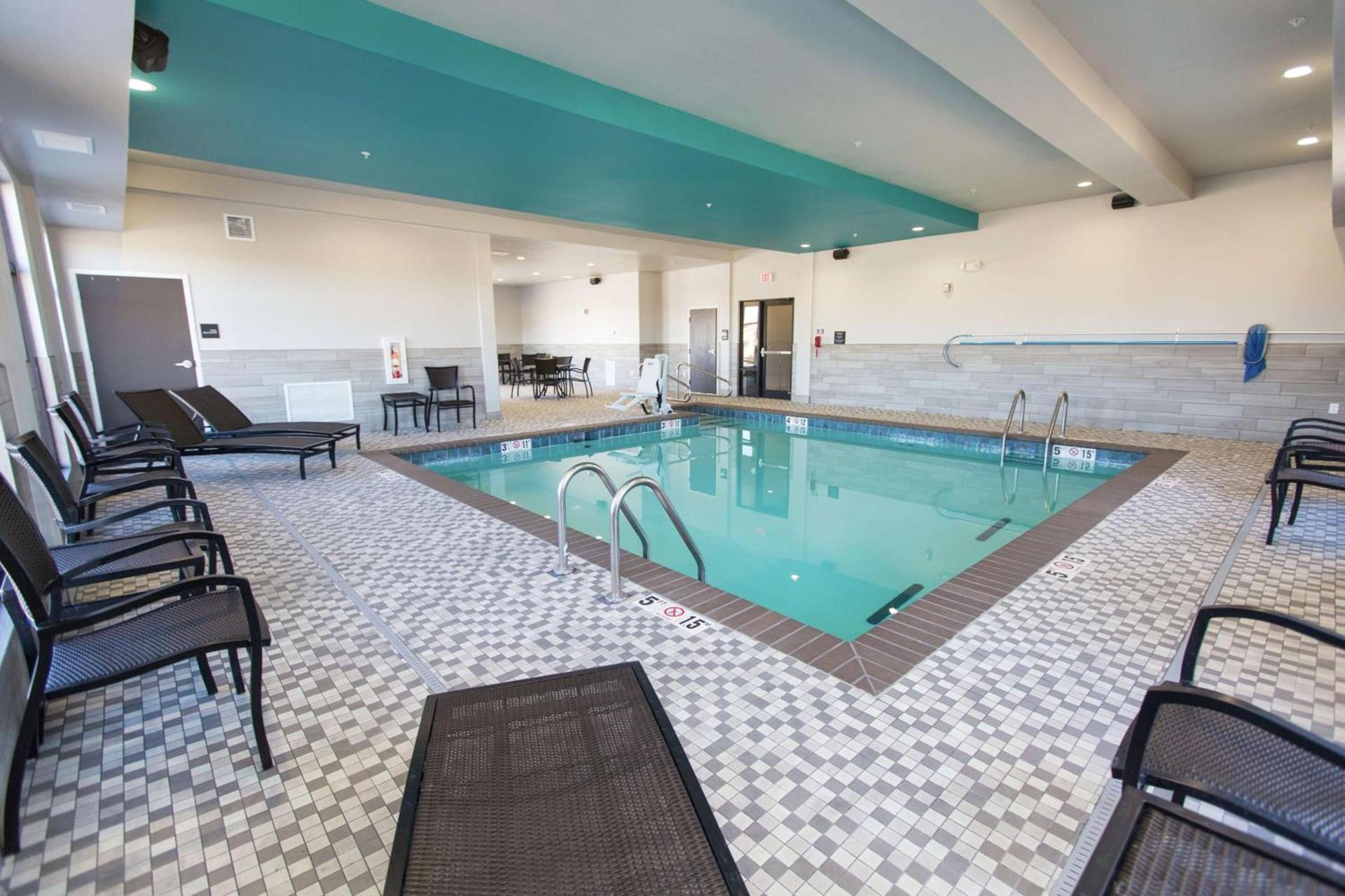 Hampton Inn Mustang photo 12