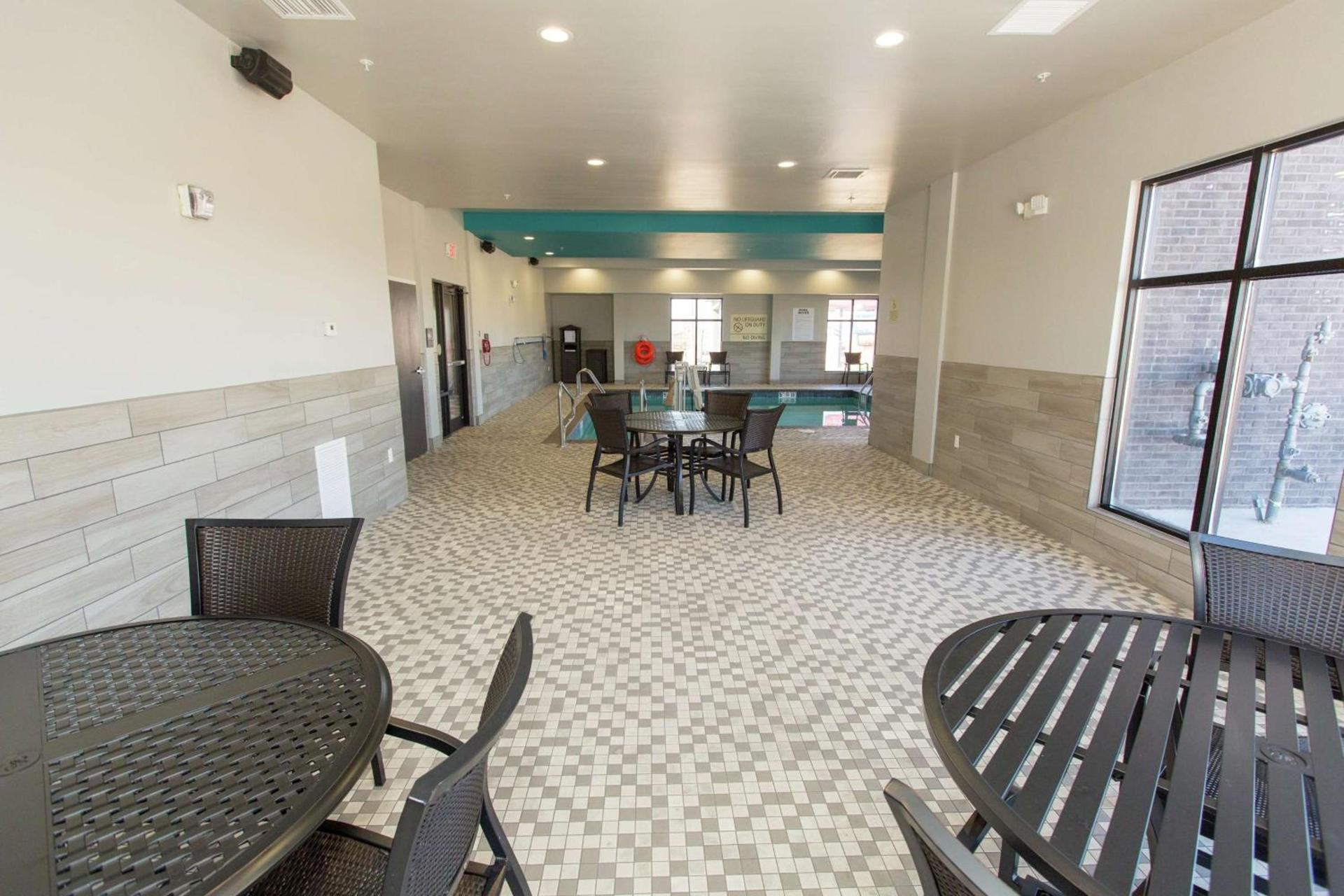 Hampton Inn Mustang photo 14