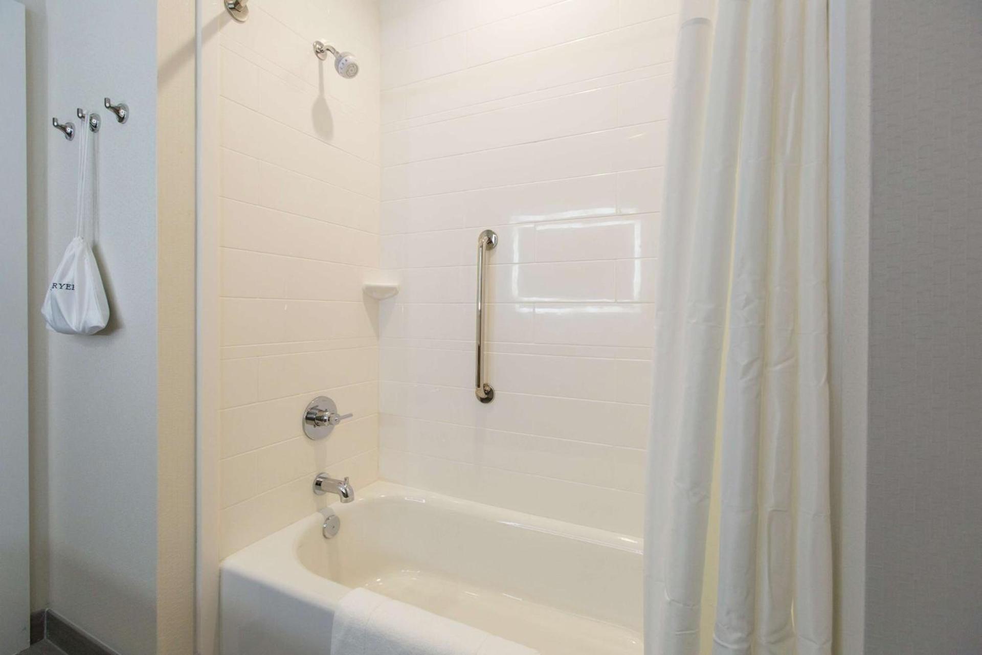 Hampton Inn Mustang photo 23