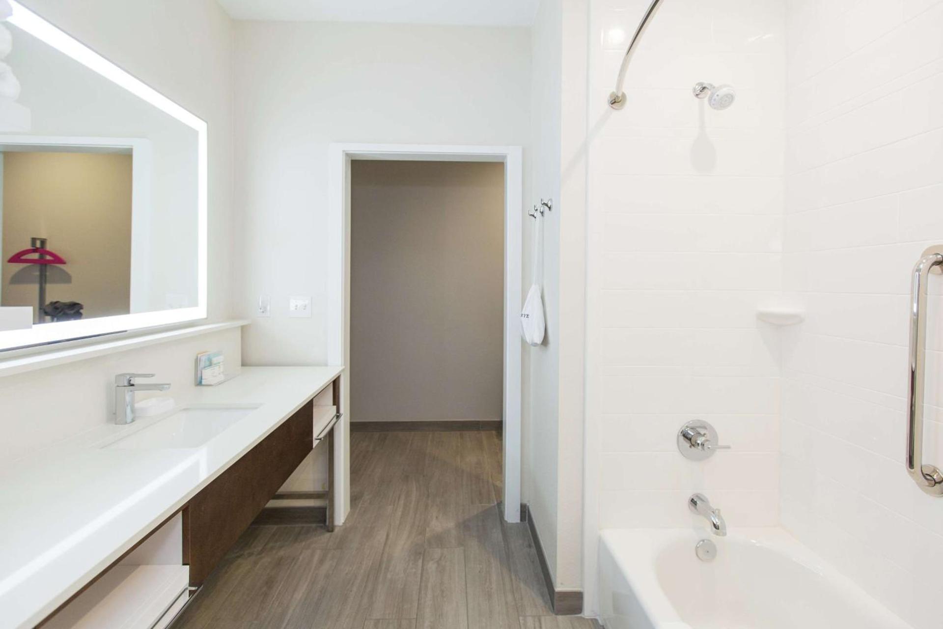 Hampton Inn Mustang photo 30