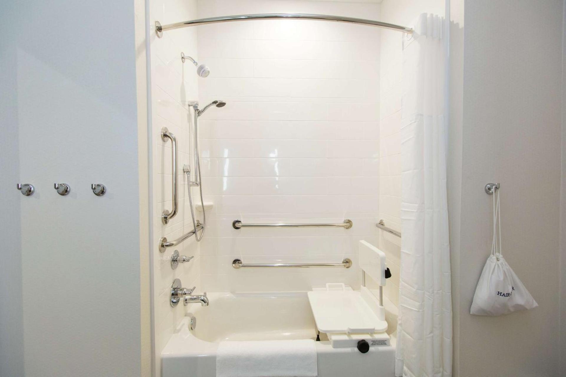 Hampton Inn Mustang photo 32